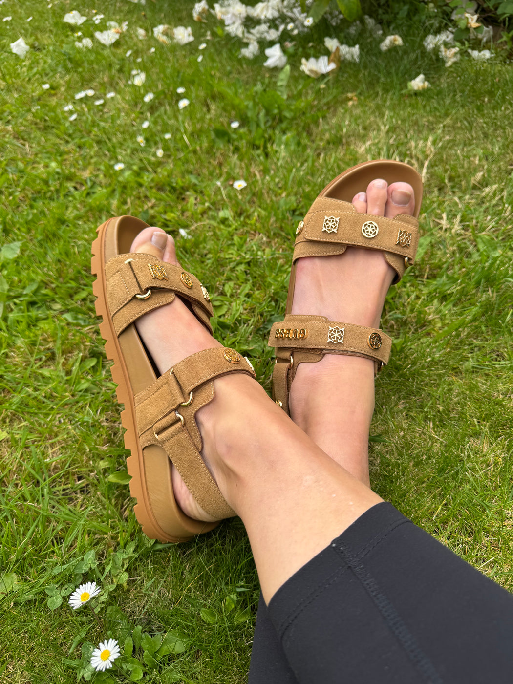 Guess tan suede logo sandals flpflpesu03