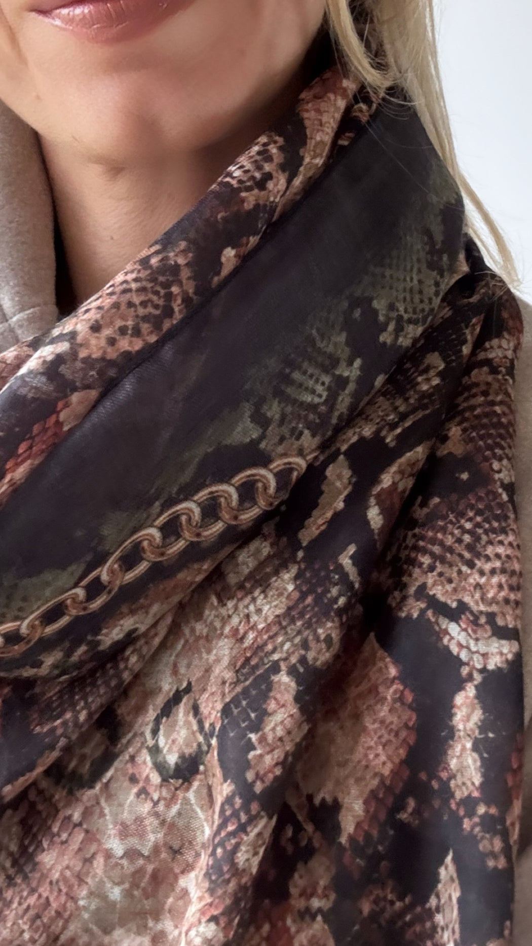 Guess animal print svarf AW5442POL03 - LTM
