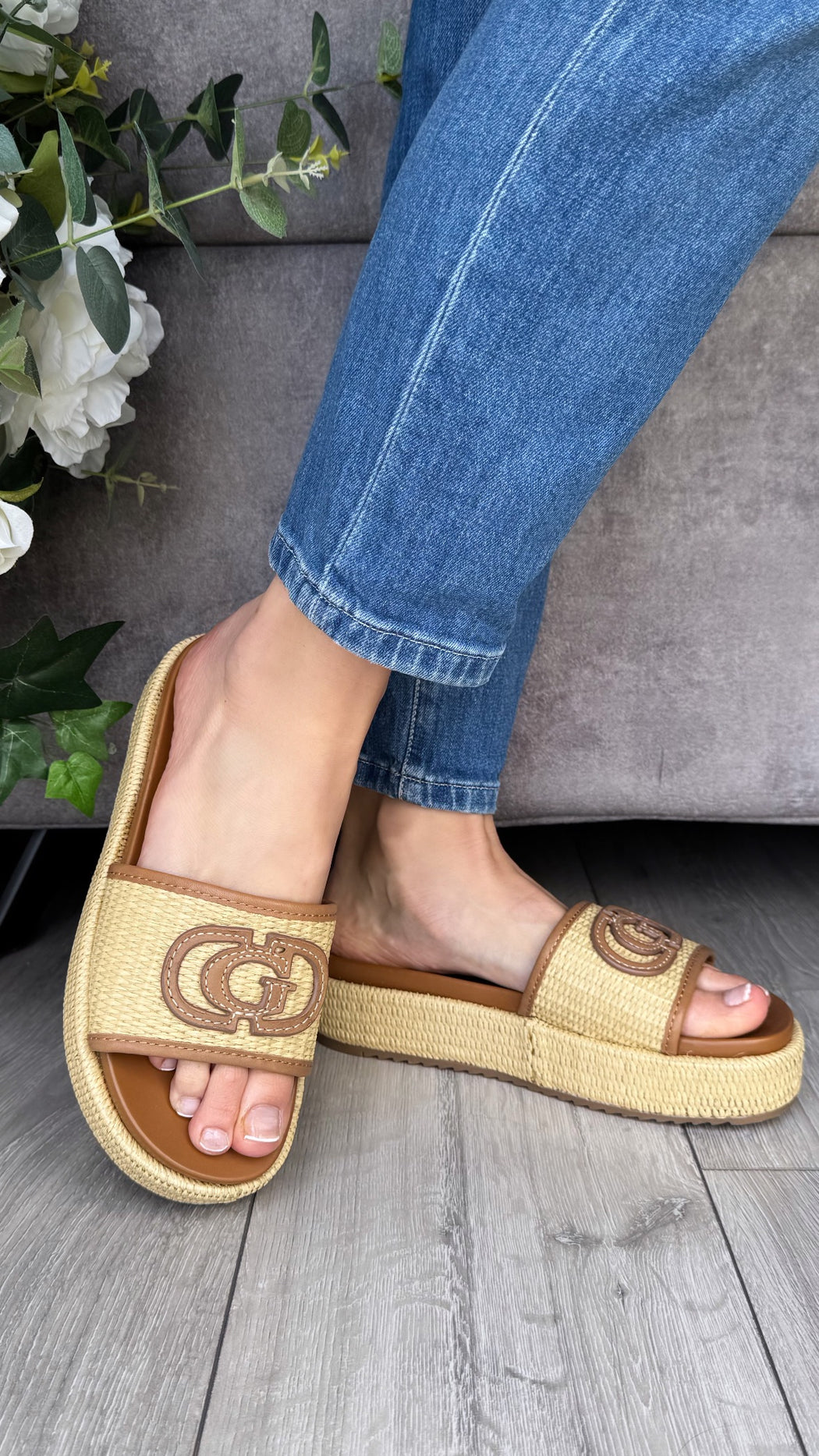 Guess natural cognac slider