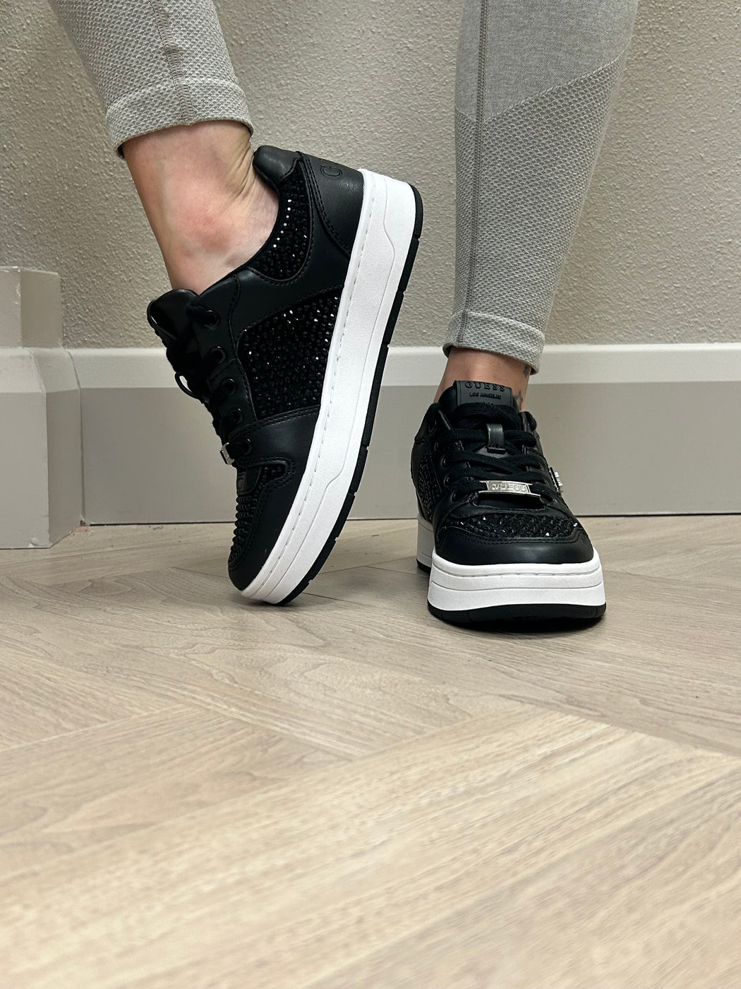 Flfnrsele12 guess black  trainer with rhinestones