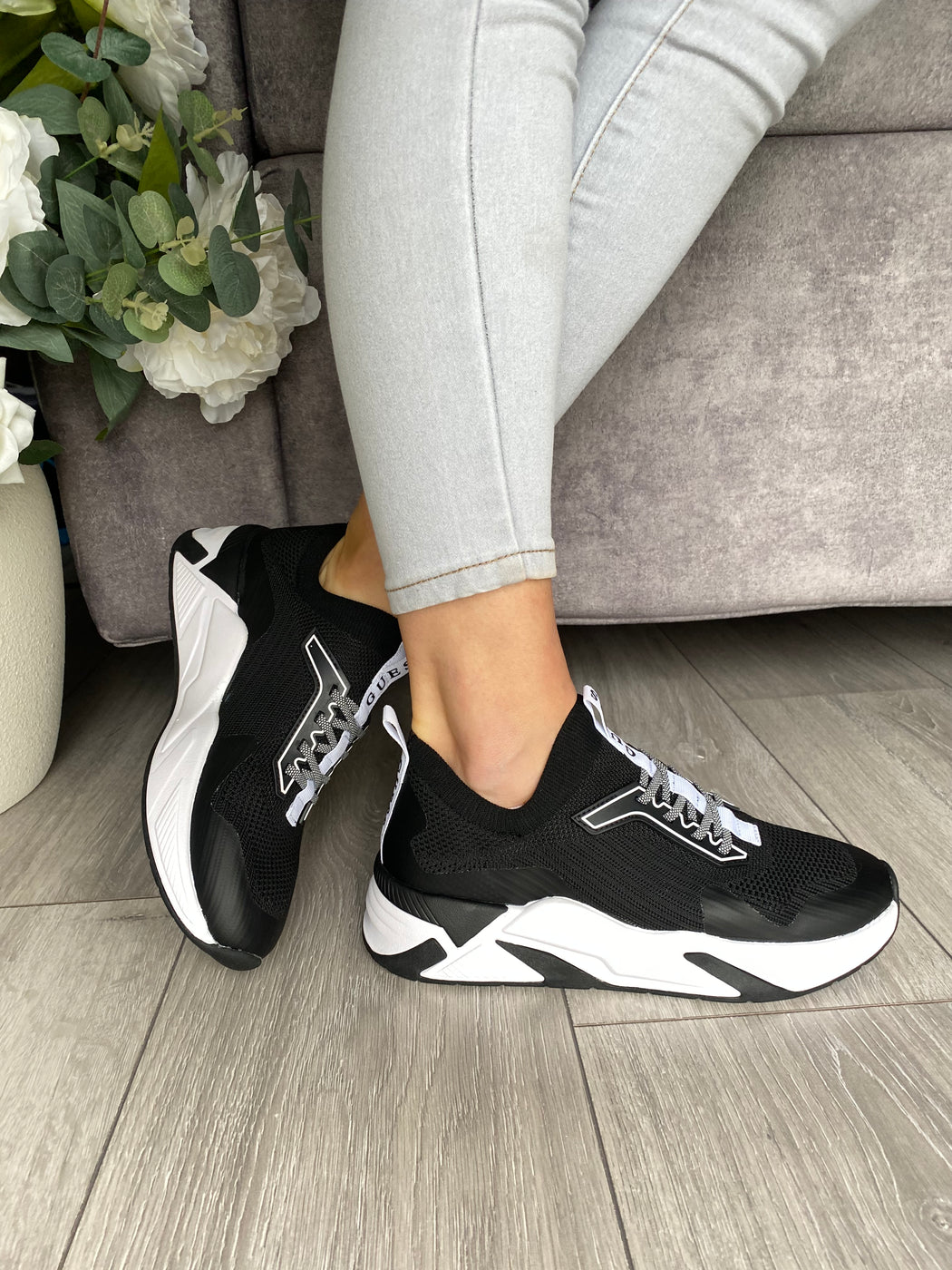 Guess black/white trainer