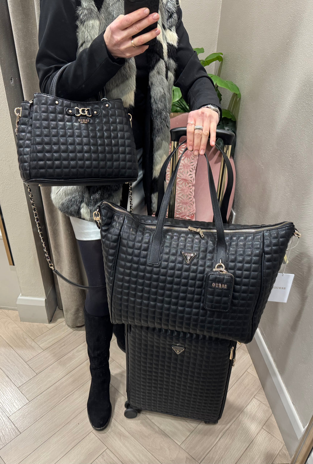 Guess NADIRA Travel Bag. QG8424017