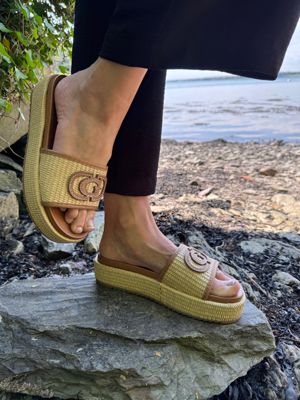 Guess natural cognac slider