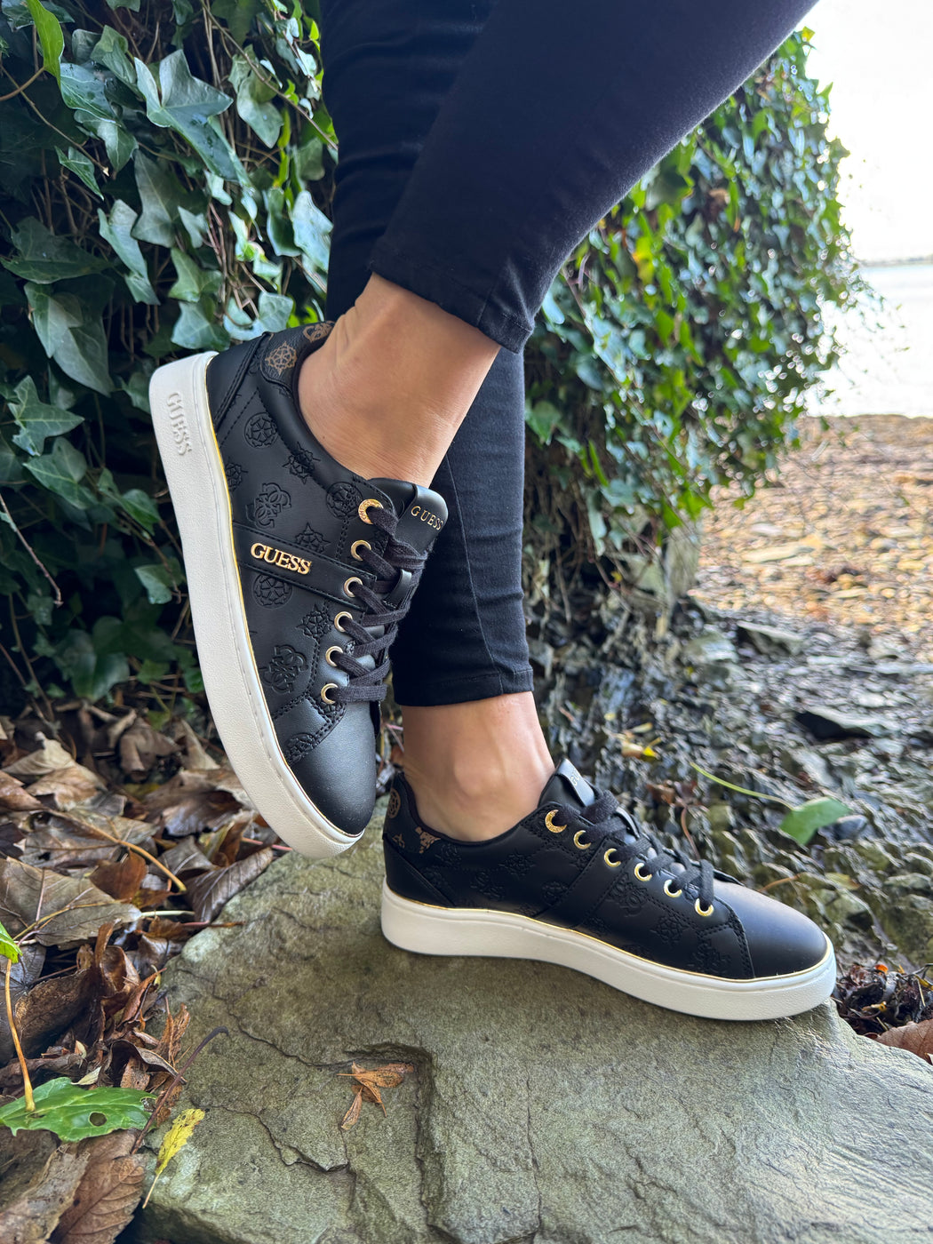 Black guess logo embossed sneaker flfbtzfal12