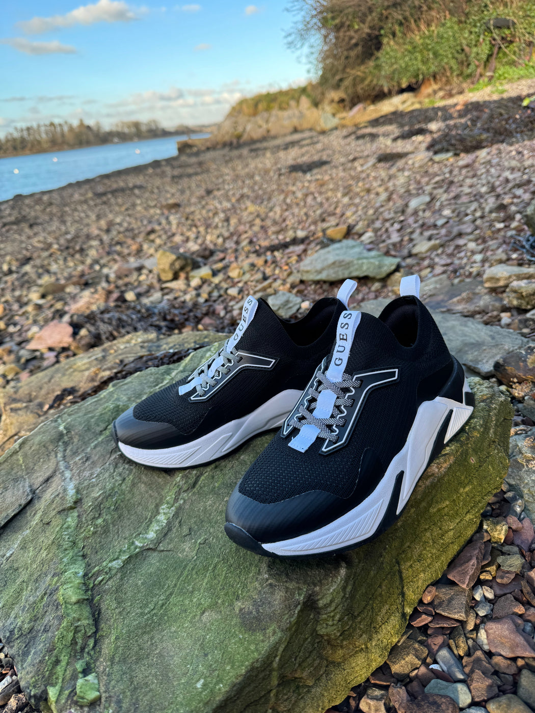 Guess black/white trainer