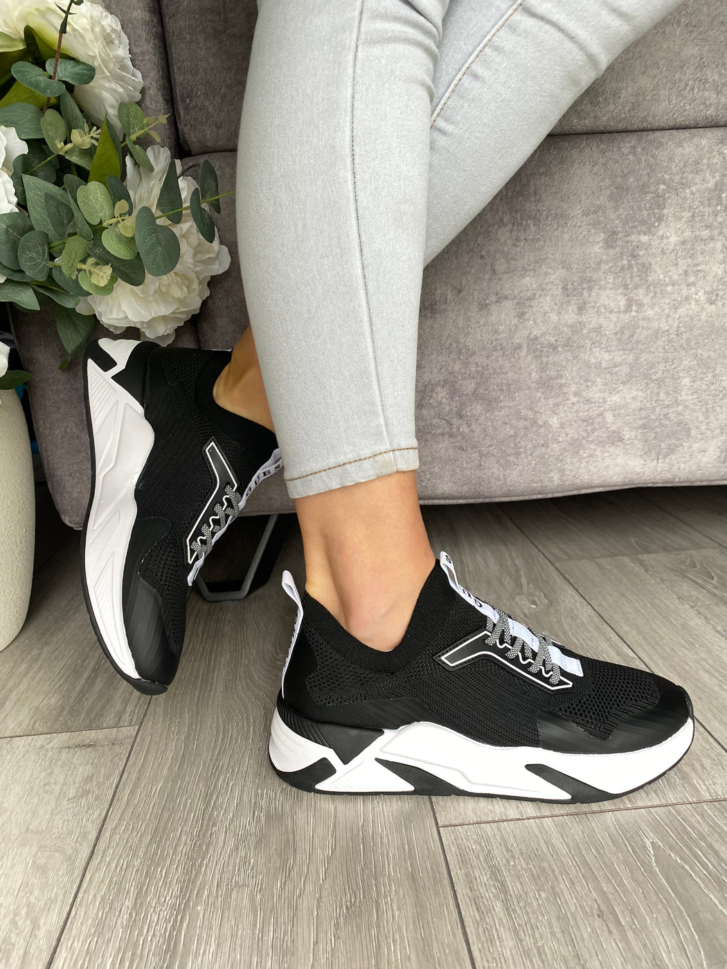 Guess black/white trainer