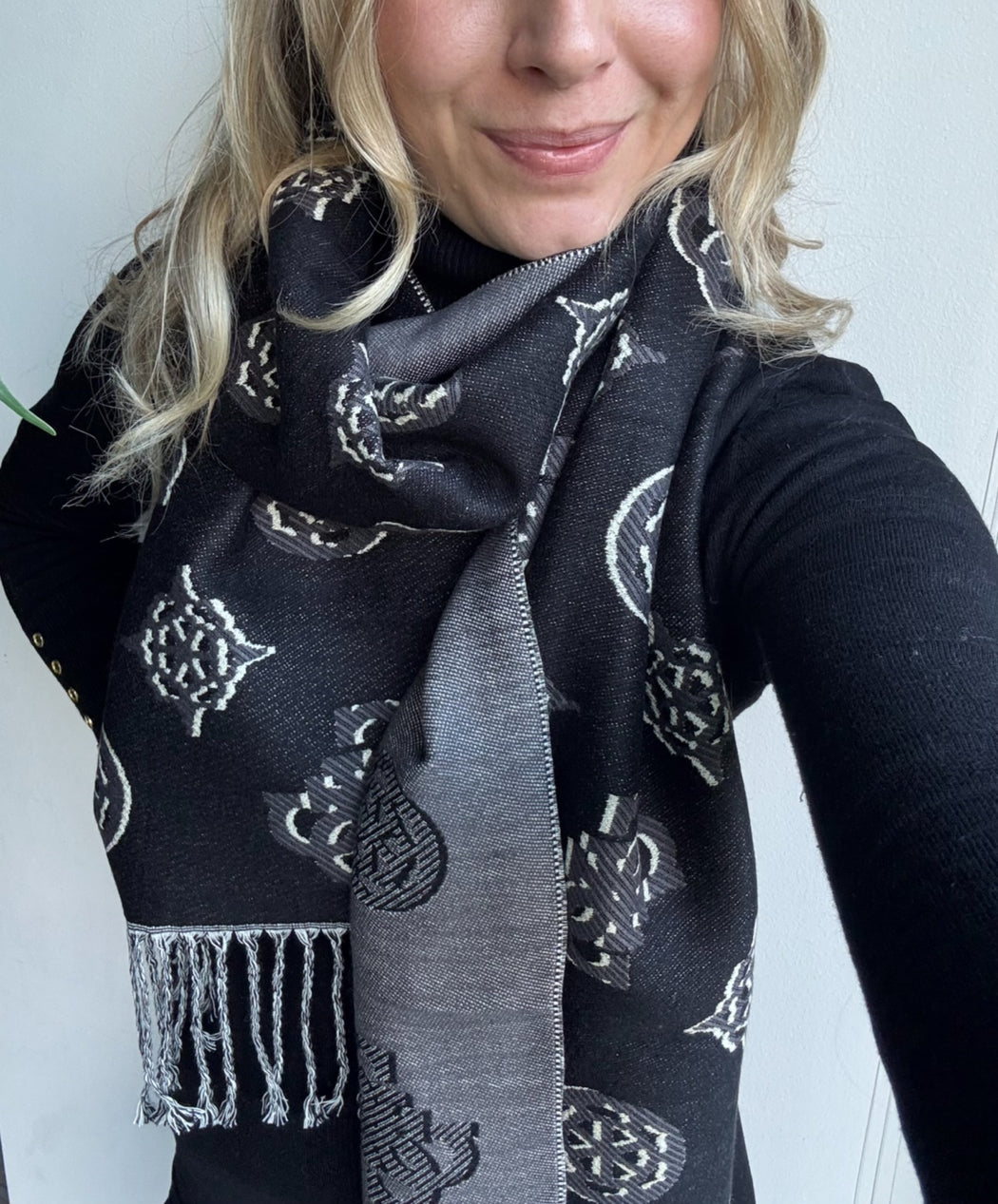 Guess black/grey scarf AW5451VIS03 - BLO