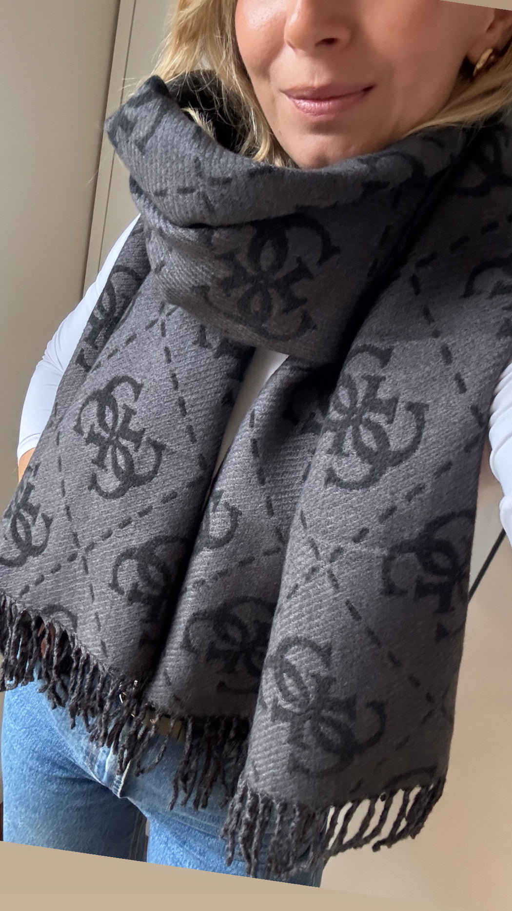 Nolana black  4G logo scarf aw5217vis03