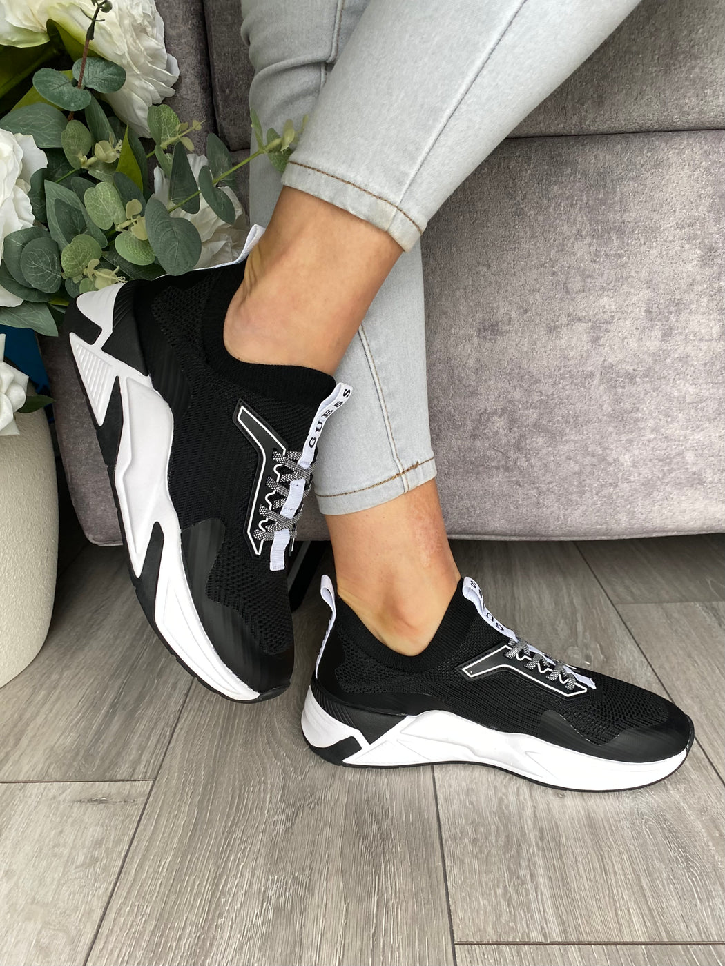 Guess black/white trainer