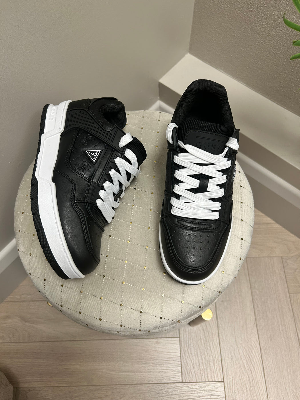 Flfcleele12 guess black white logo embossed trainer