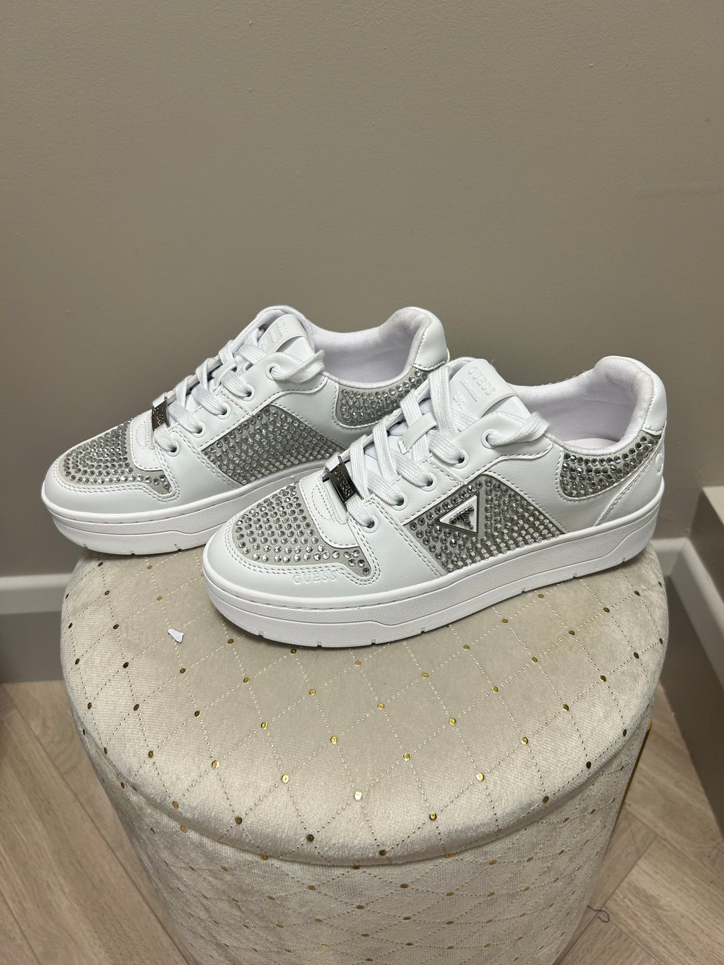 Flfnrsele12 guess white trainer with rhinestones