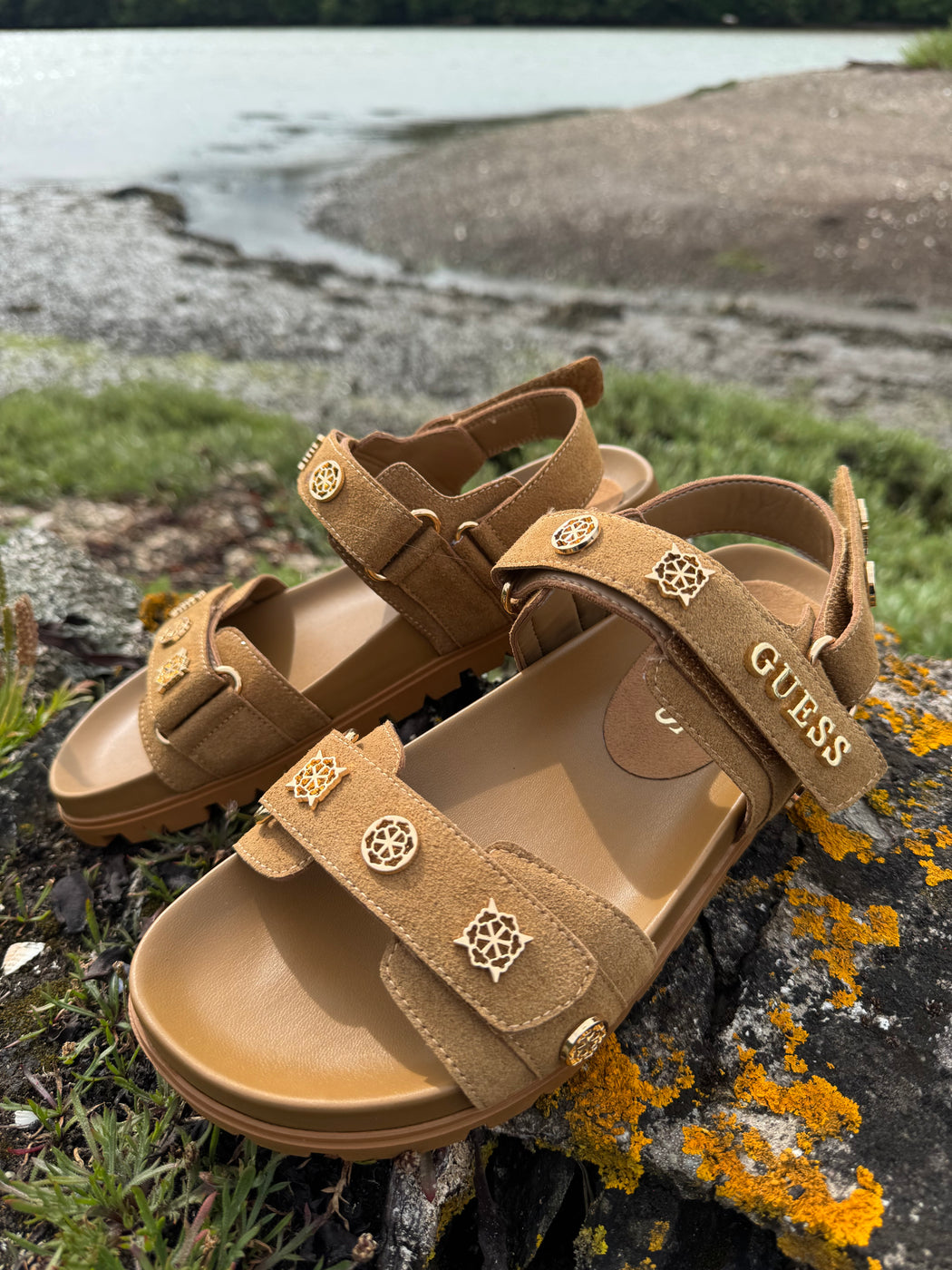 Guess tan suede logo sandals flpflpesu03
