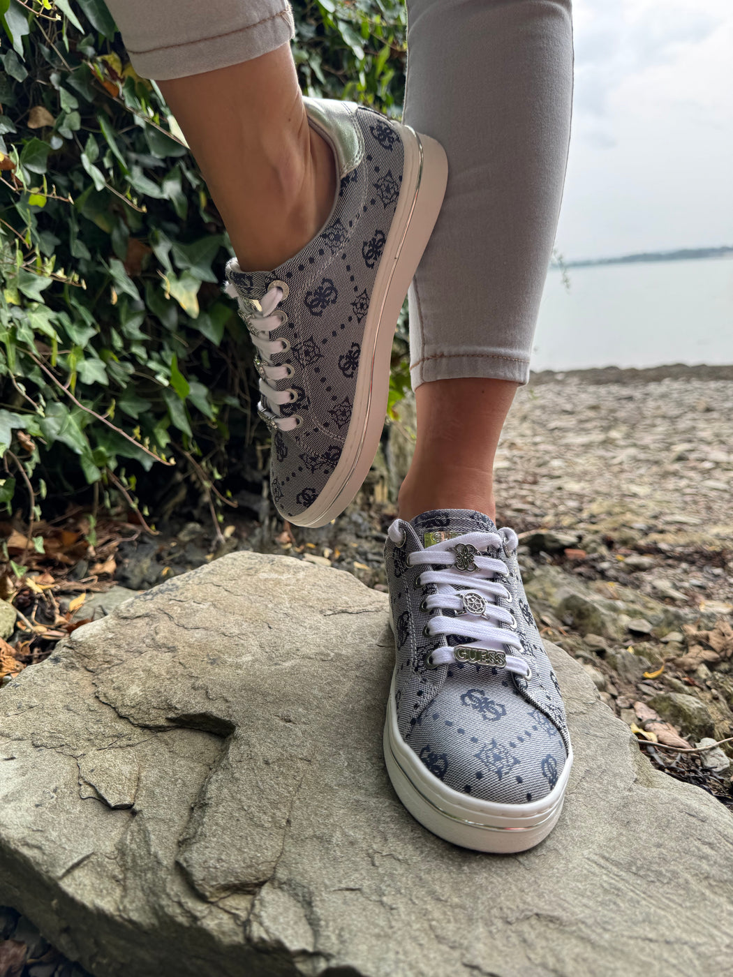 Guess navy silver logo sneaker flytss2fal12