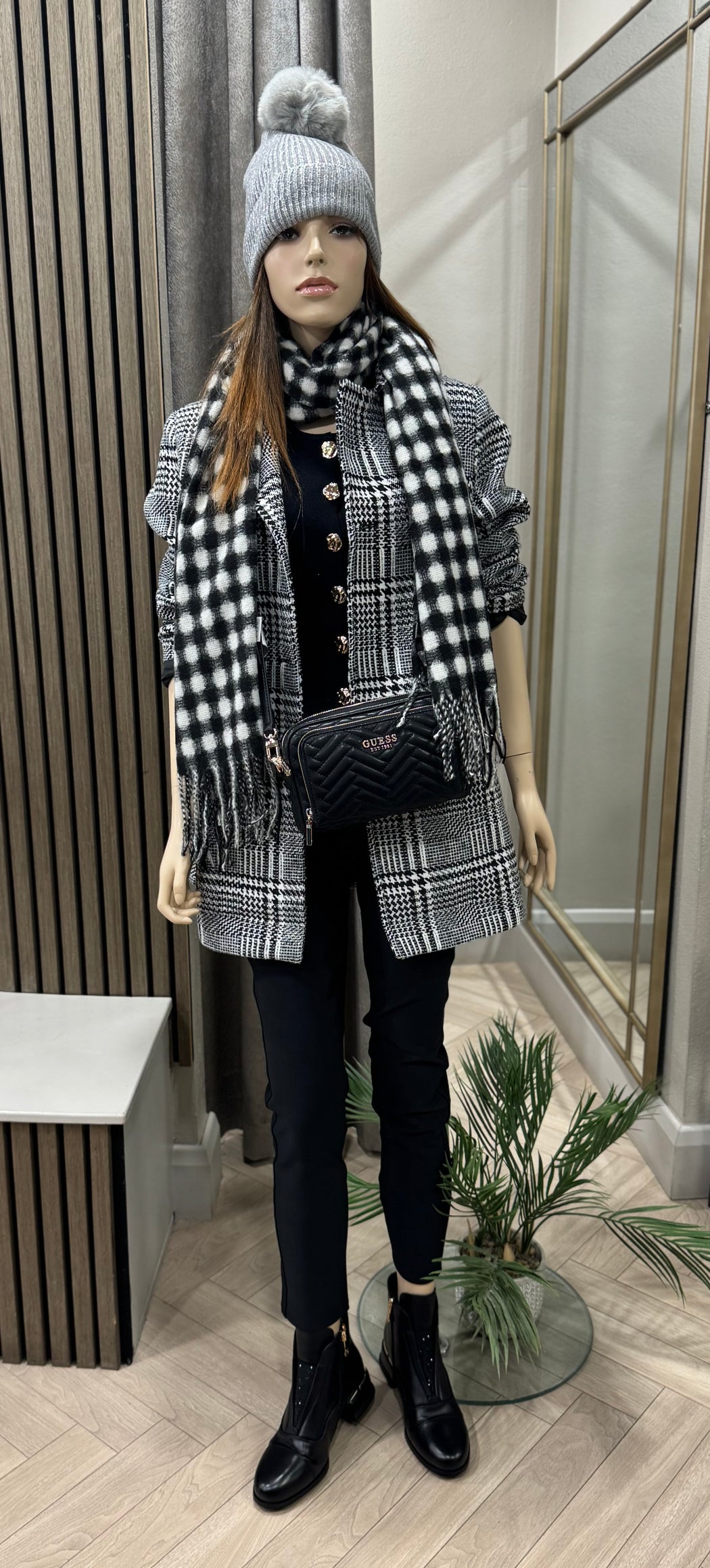 Guess black anning shoulder bag QG950814