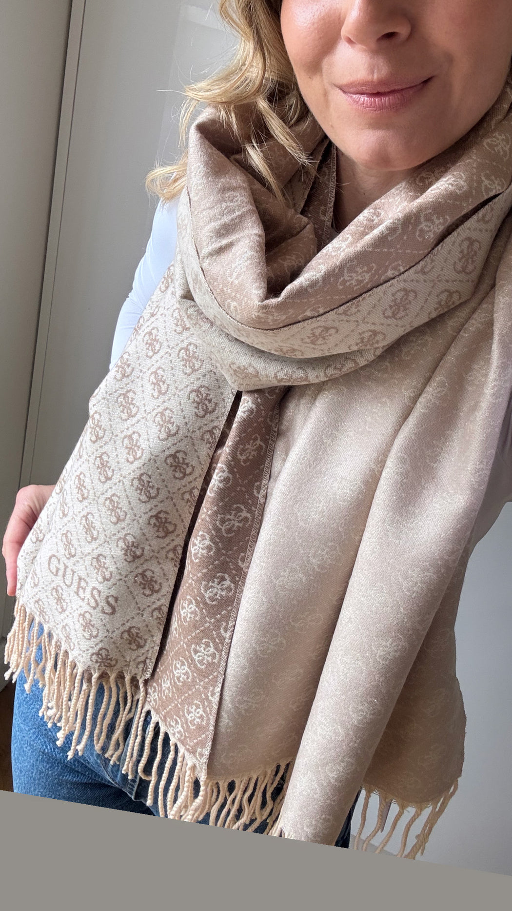 Guess reversible beige logo scarf aw5663vis03