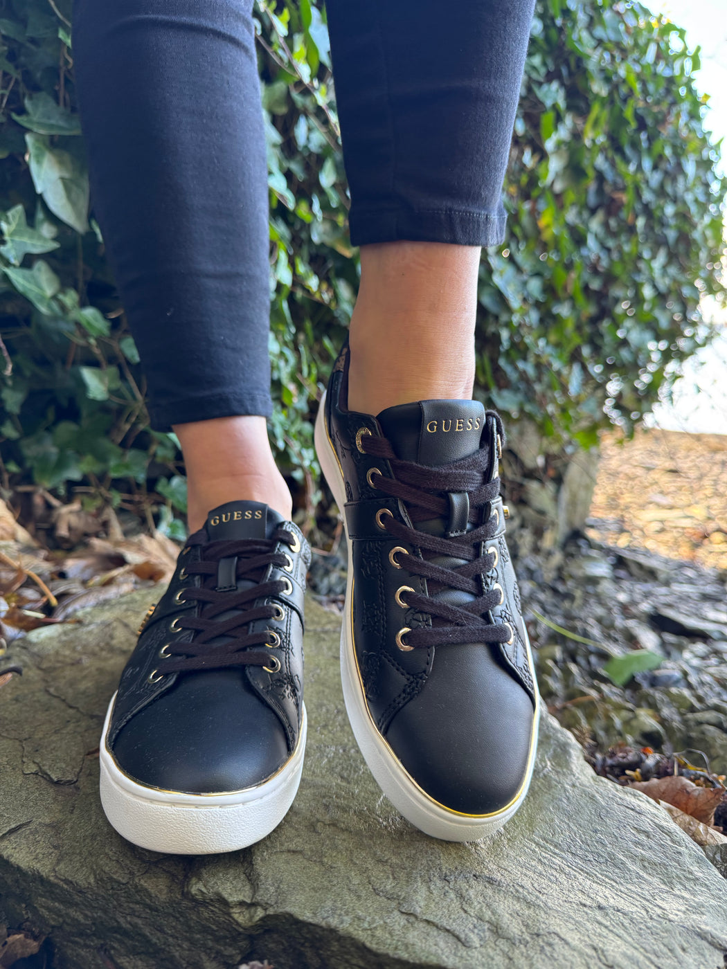 Black guess logo embossed sneaker flfbtzfal12