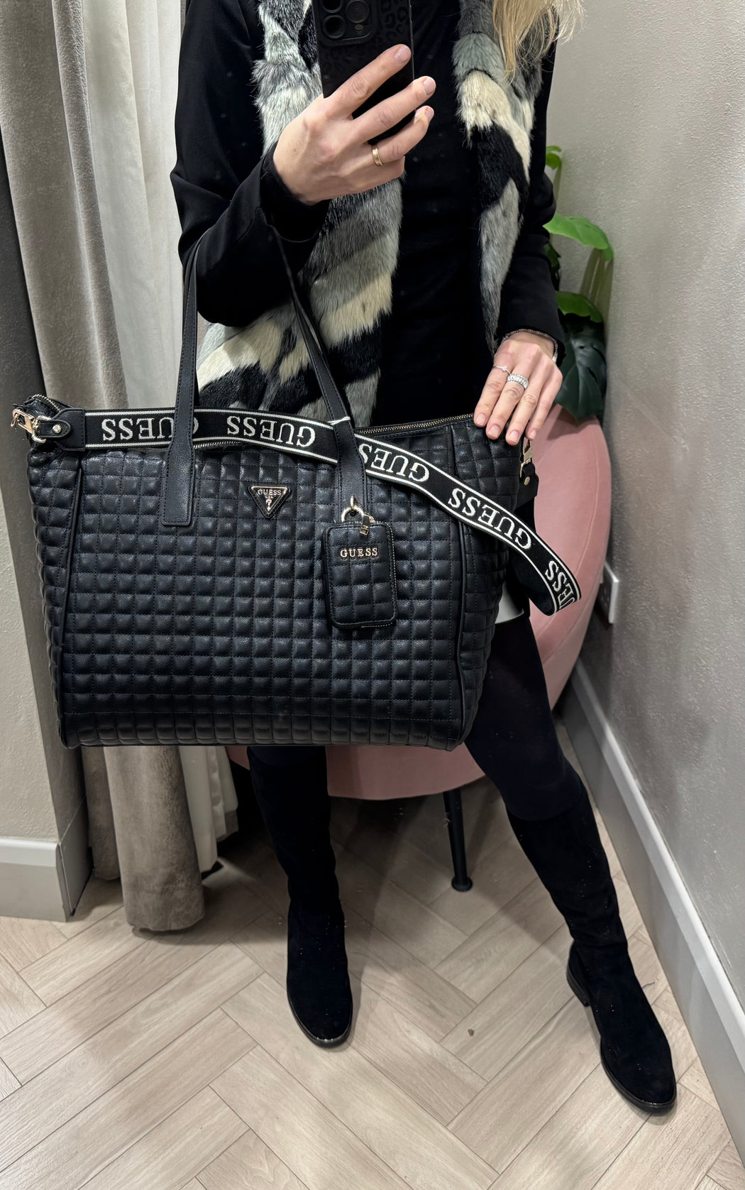 Guess NADIRA Travel Bag. QG8424017