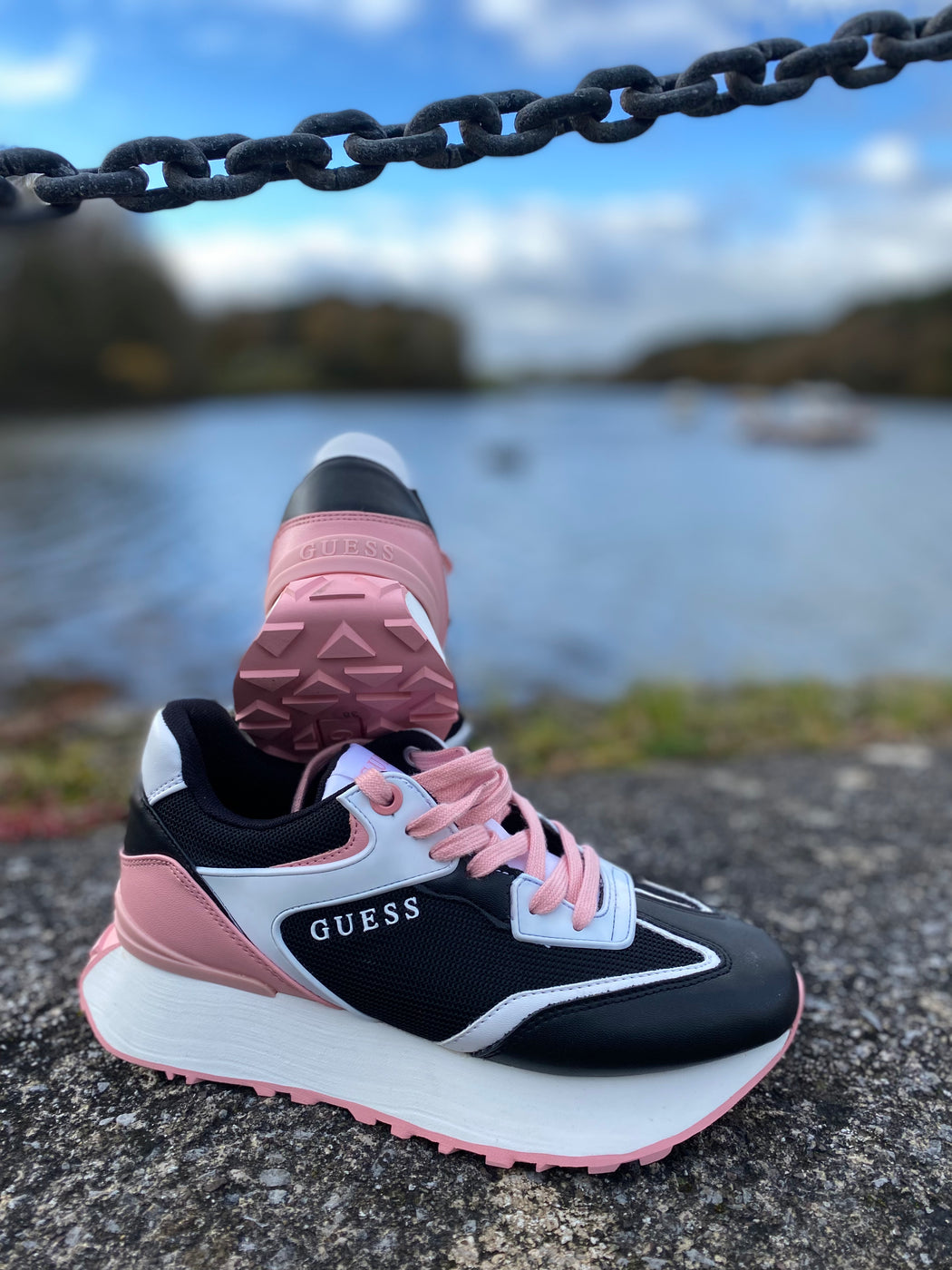 FL7UCHELE12 Guess black pink trainers