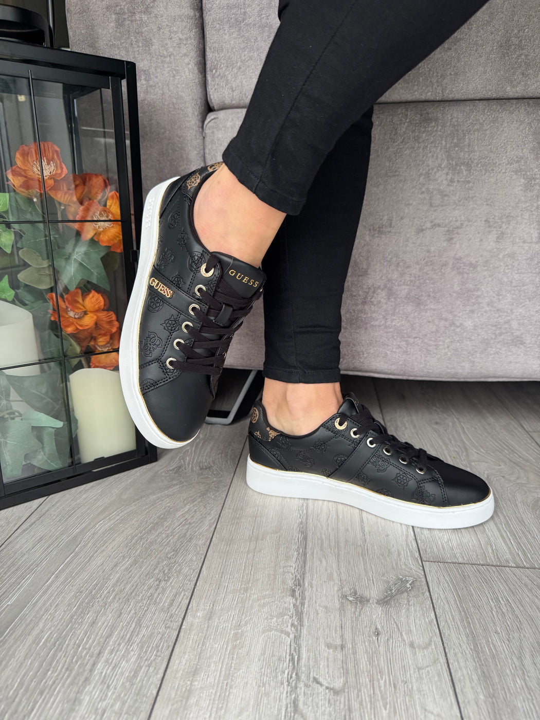 Black guess logo embossed sneaker flfbtzfal12