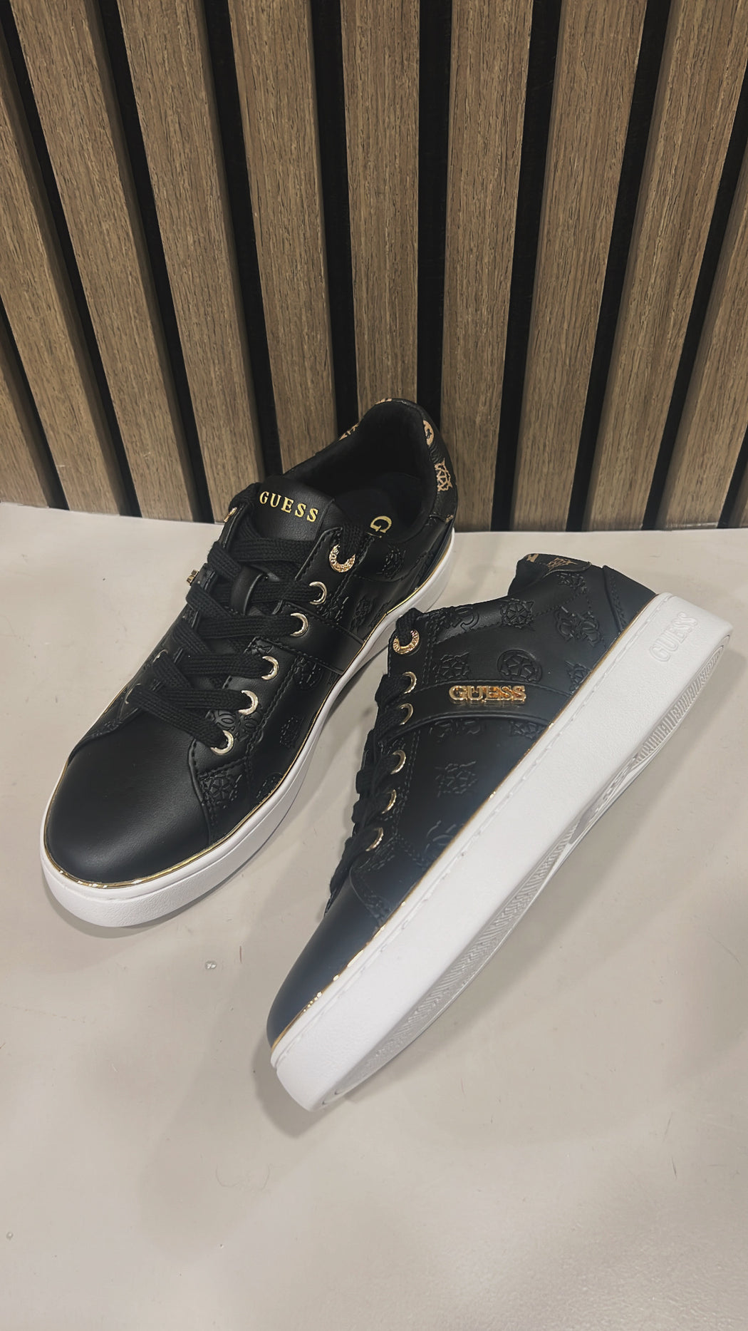 Black guess logo embossed sneaker flfbtzfal12