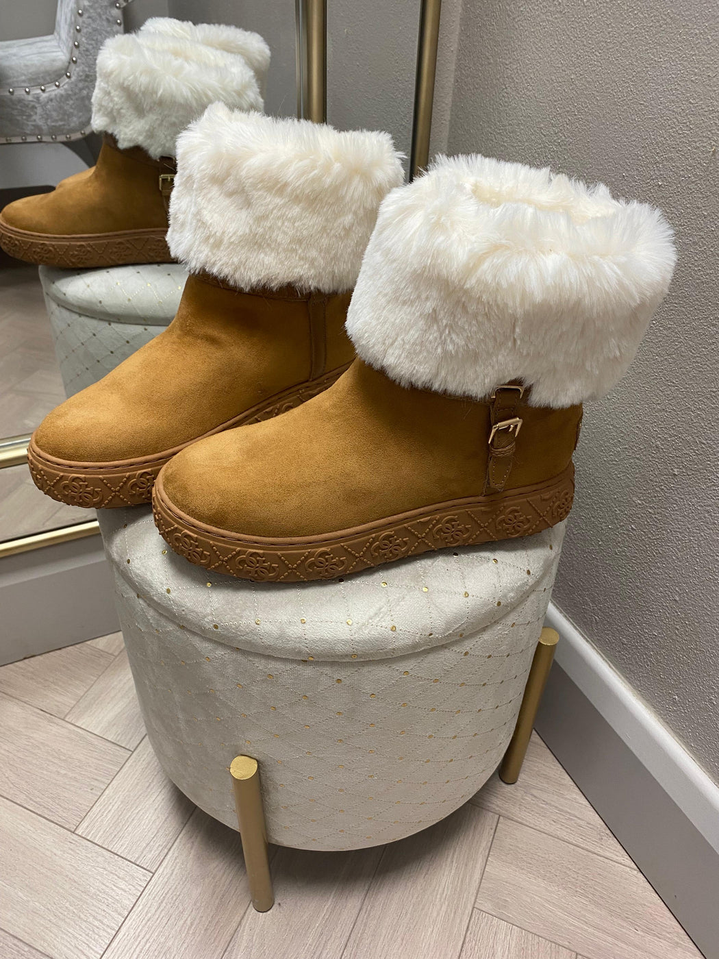 FLFUNCESU10 Guess tan fur boots