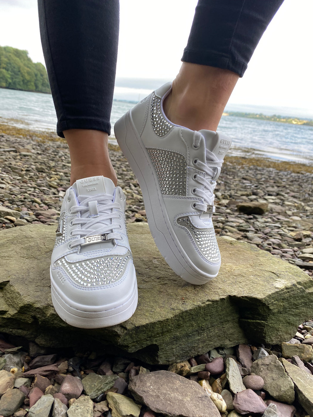 Flfnrsele12 guess white trainer with rhinestones