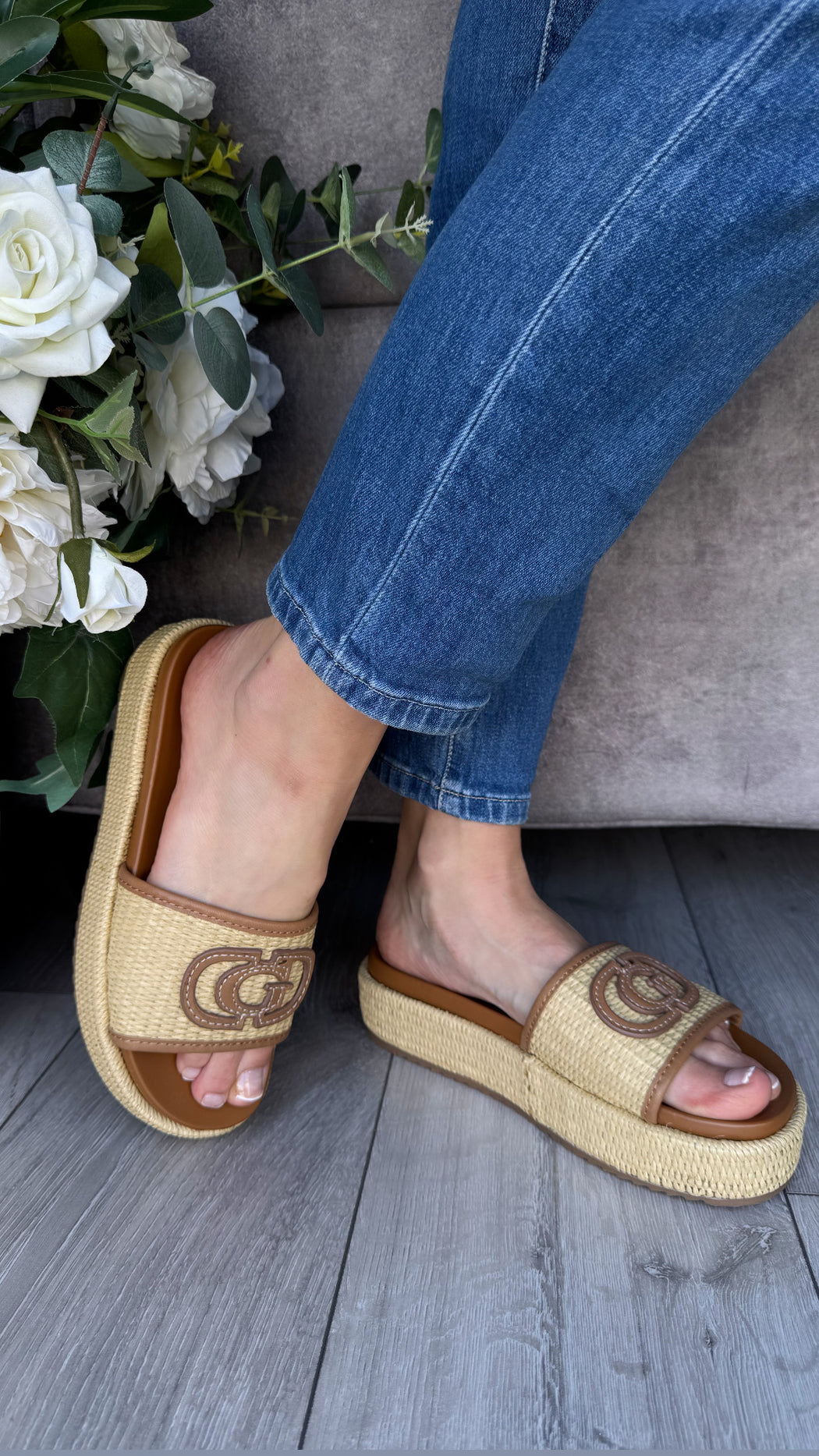 Guess natural cognac slider