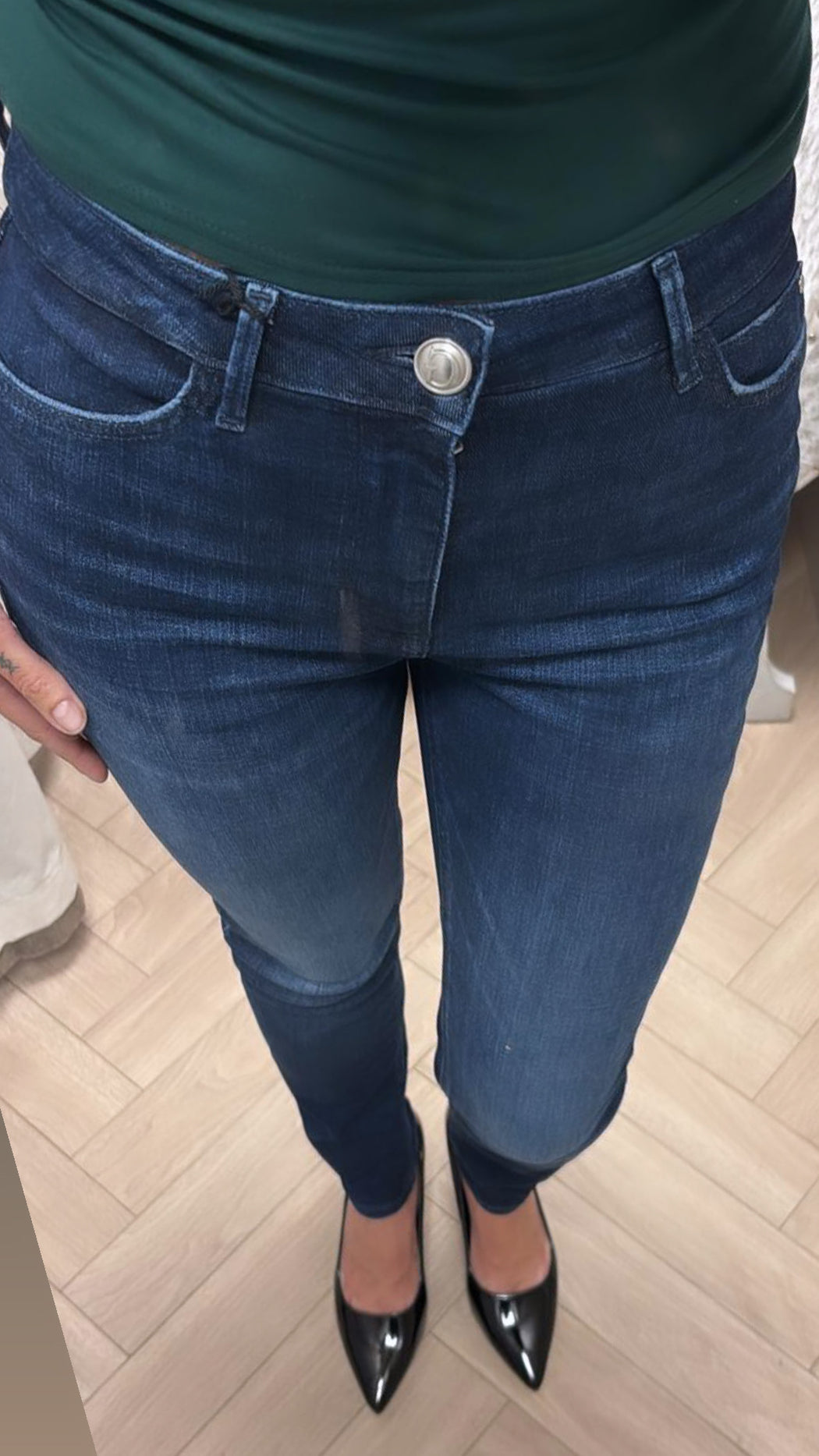 Guess 1981 Skinny High Jeans. W5BA46D0791.