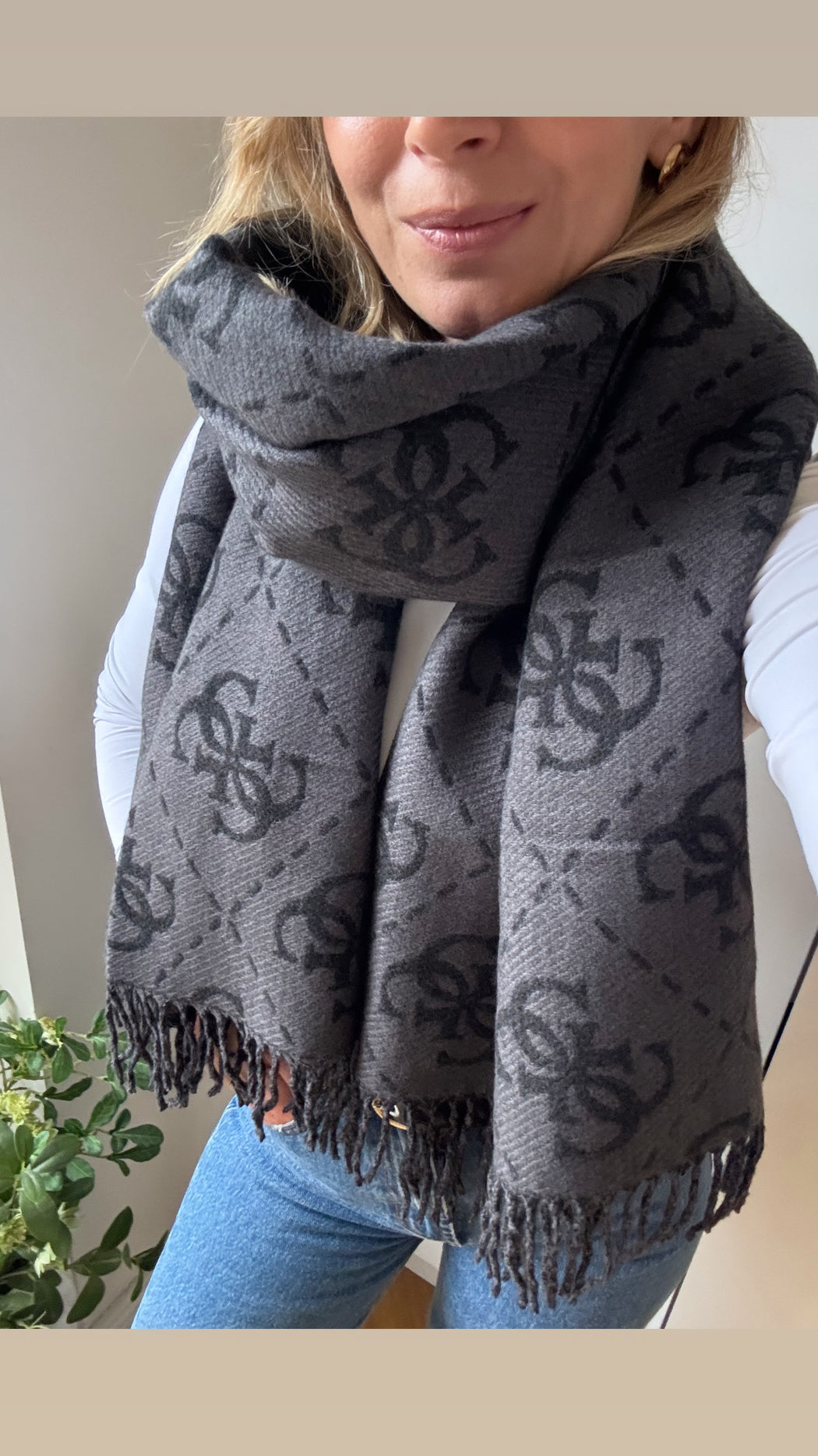 Nolana black  4G logo scarf aw5217vis03