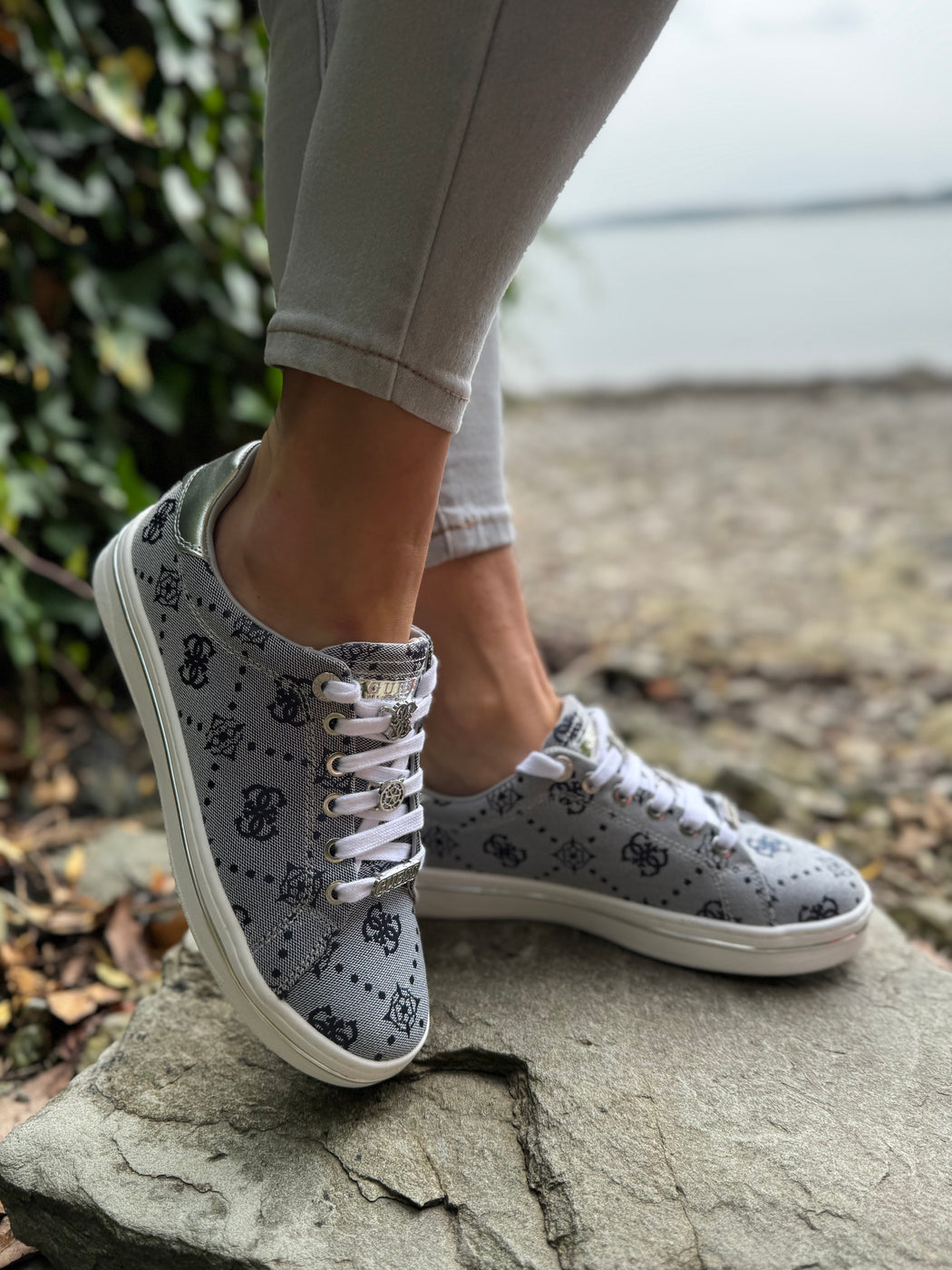 Guess navy silver logo sneaker flytss2fal12