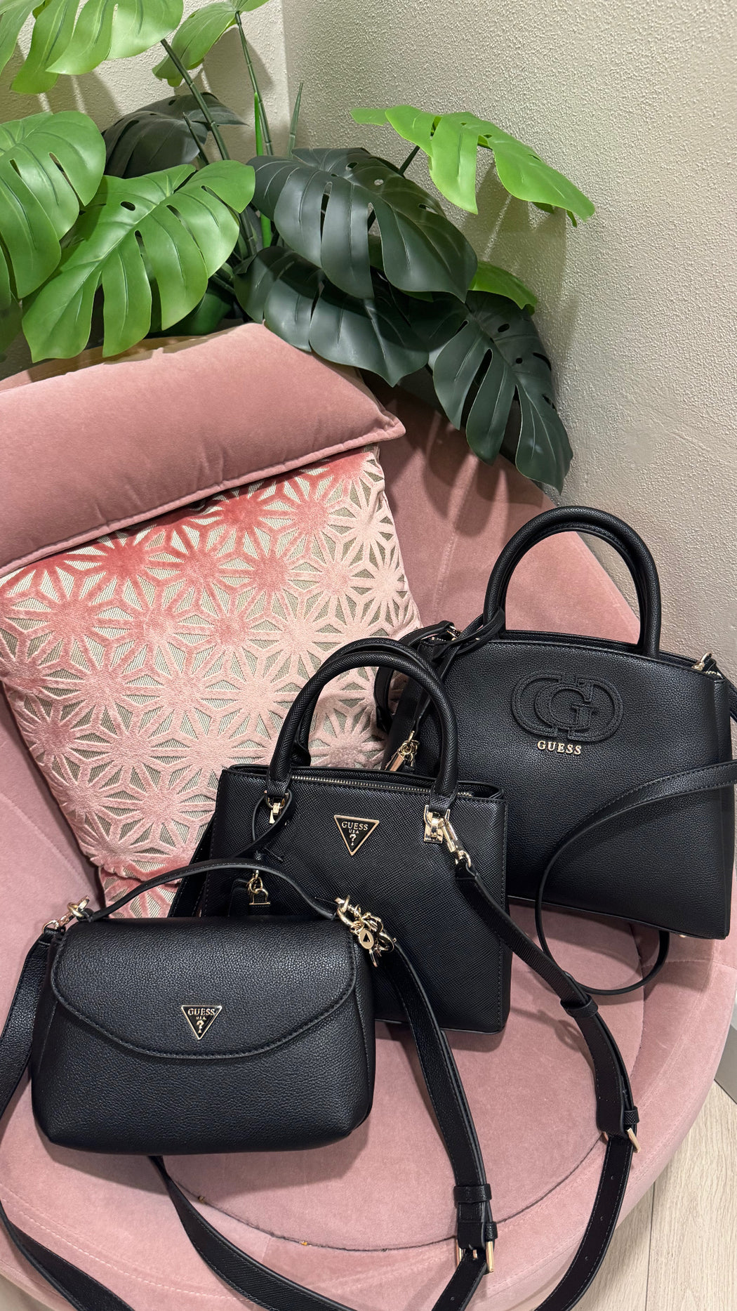 Guess black isola  bag bg990506