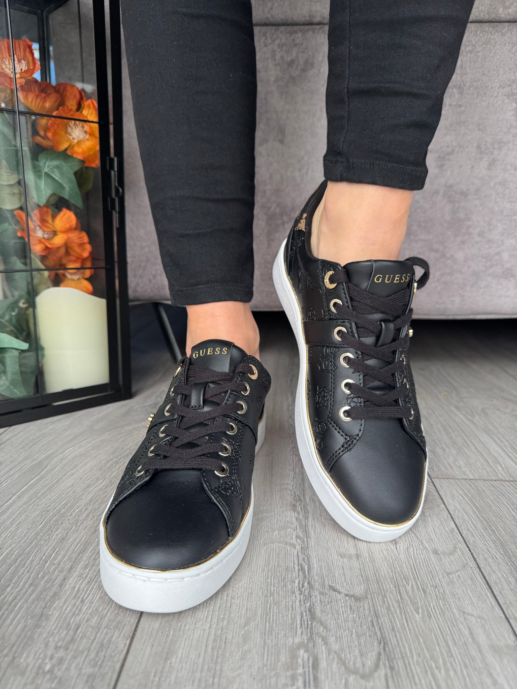 Black guess logo embossed sneaker flfbtzfal12