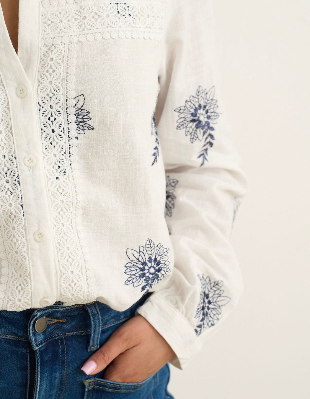 Kaylla white blue shirt