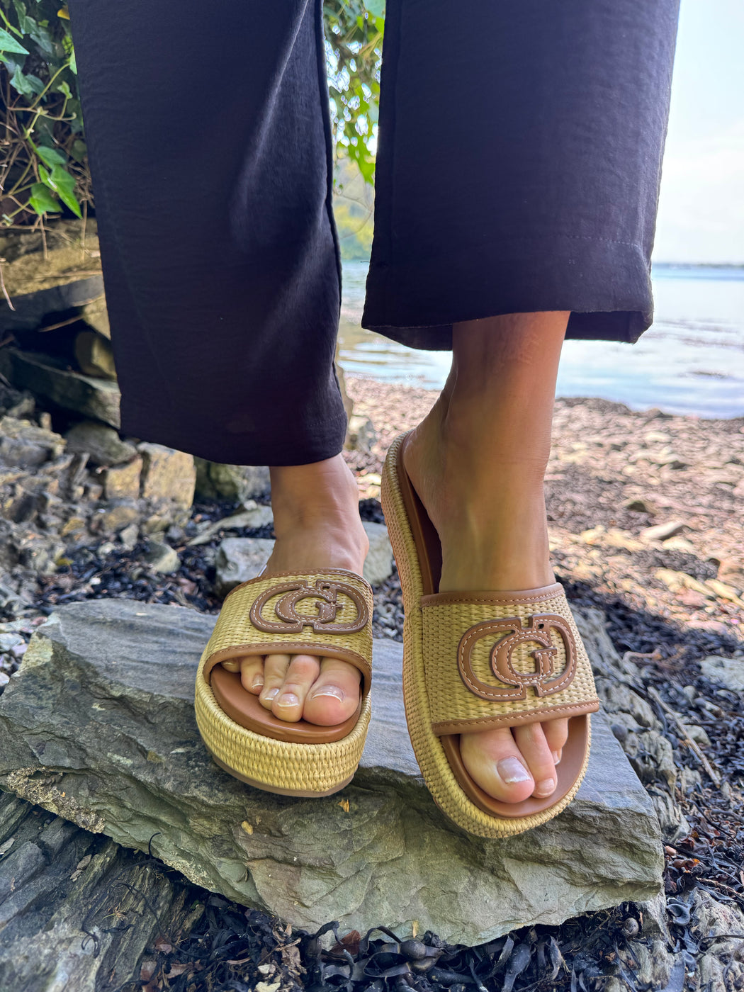 Guess natural cognac slider
