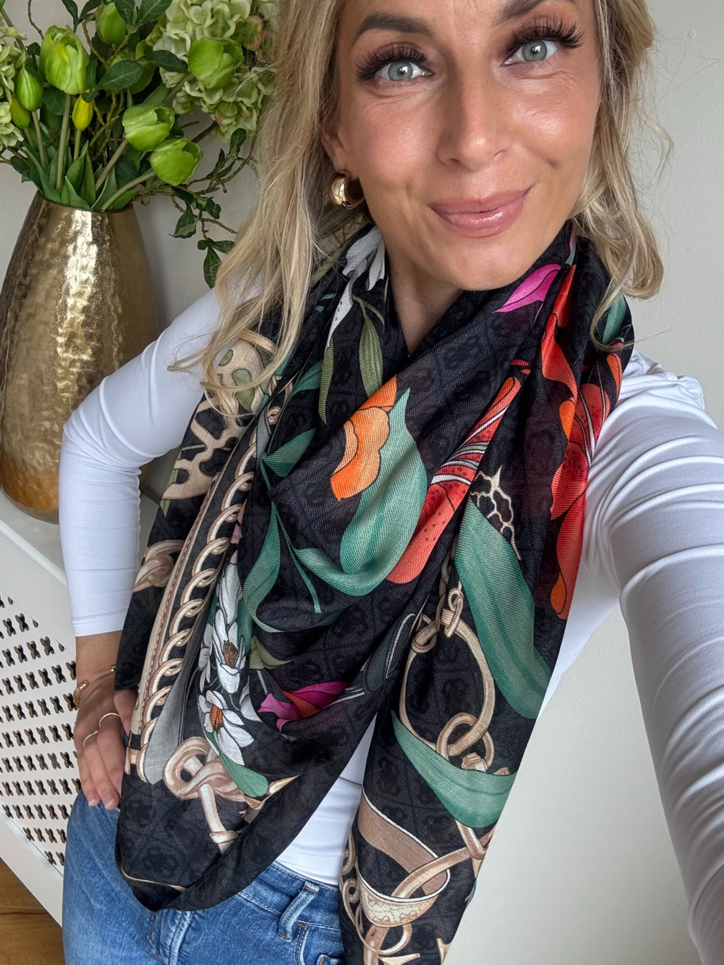 Guess black 4G logo floral kefiah shawl aw5346POL03-BLA