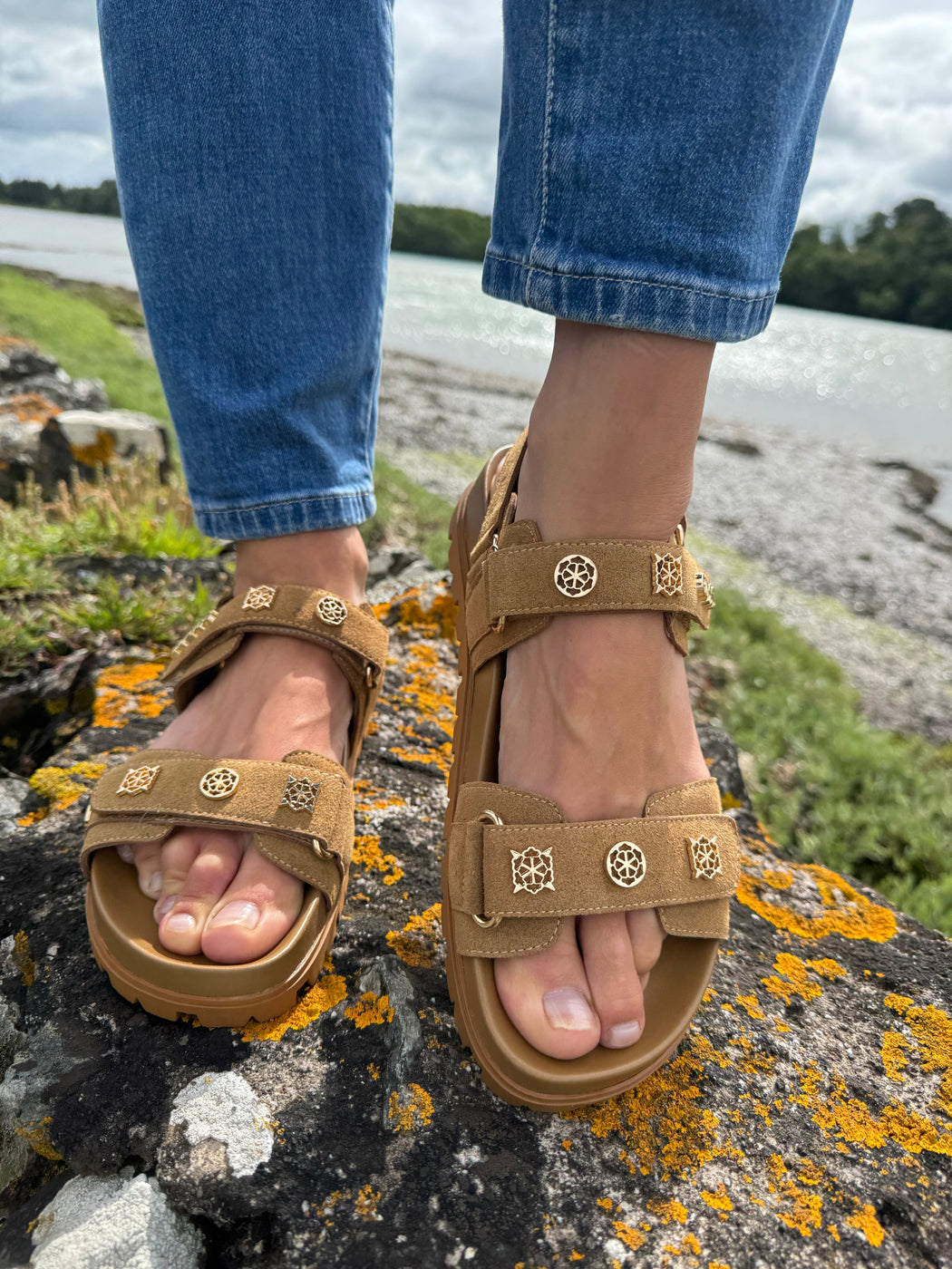 Guess tan suede logo sandals flpflpesu03
