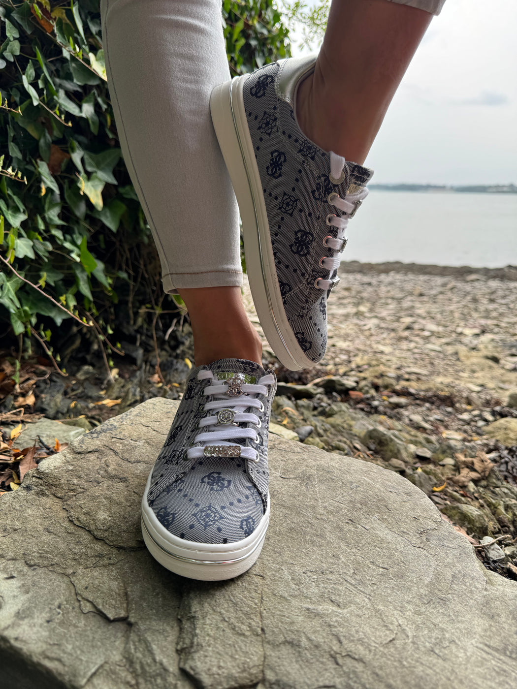Guess navy silver logo sneaker flytss2fal12