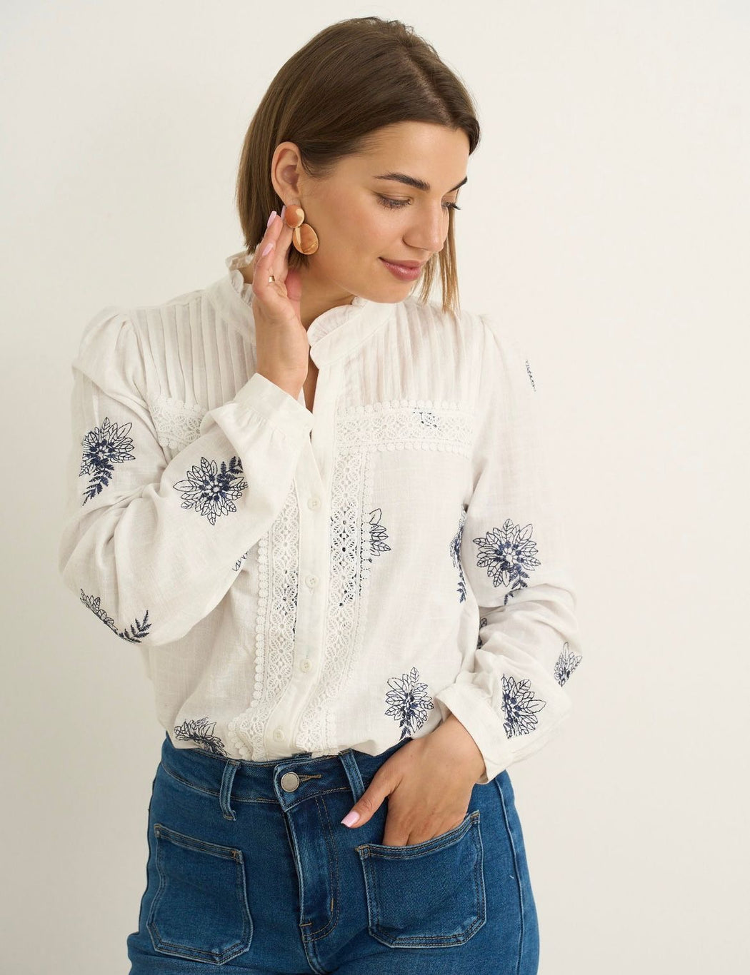 Kaylla white blue shirt