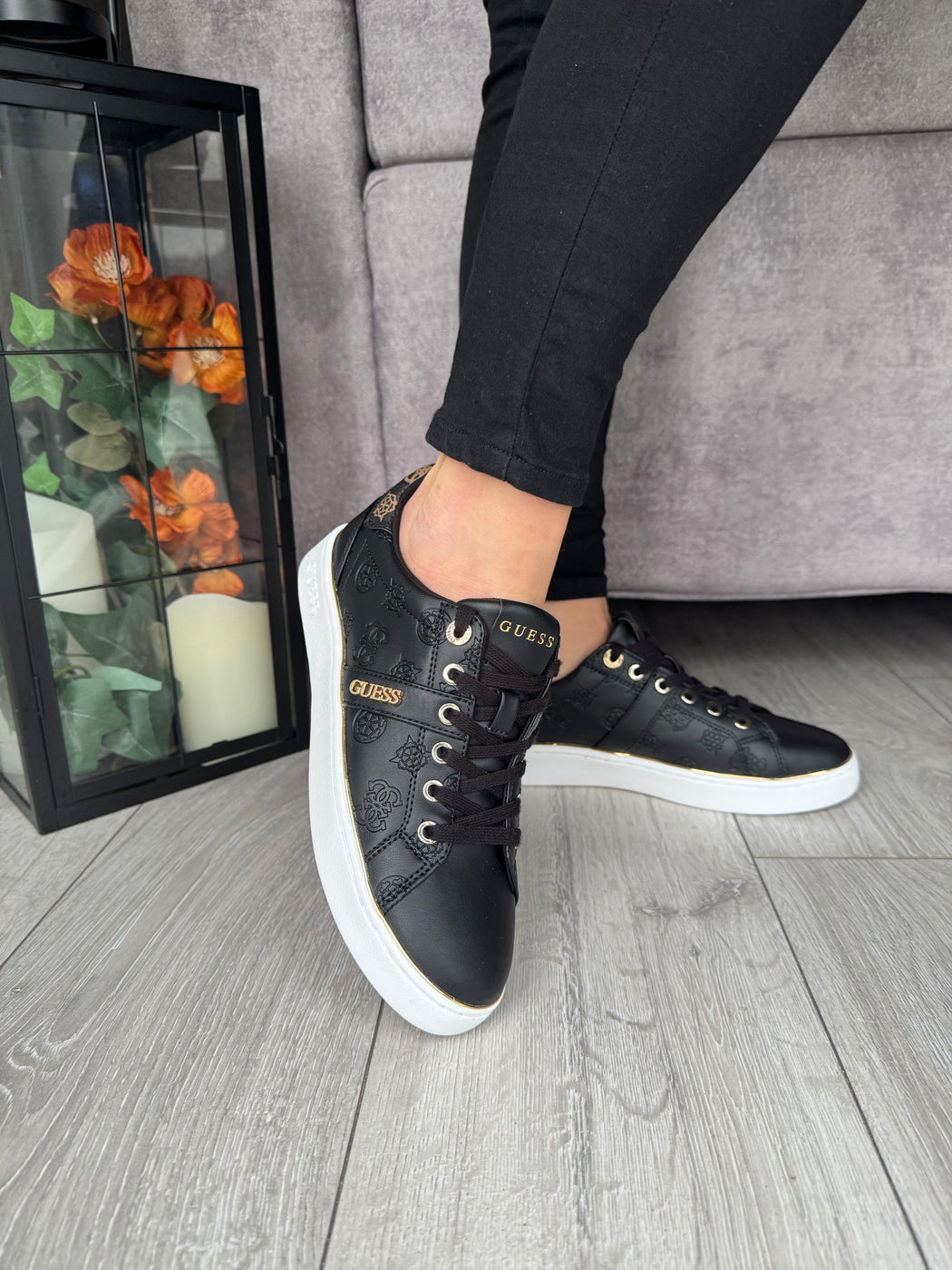 Black guess logo embossed sneaker flfbtzfal12