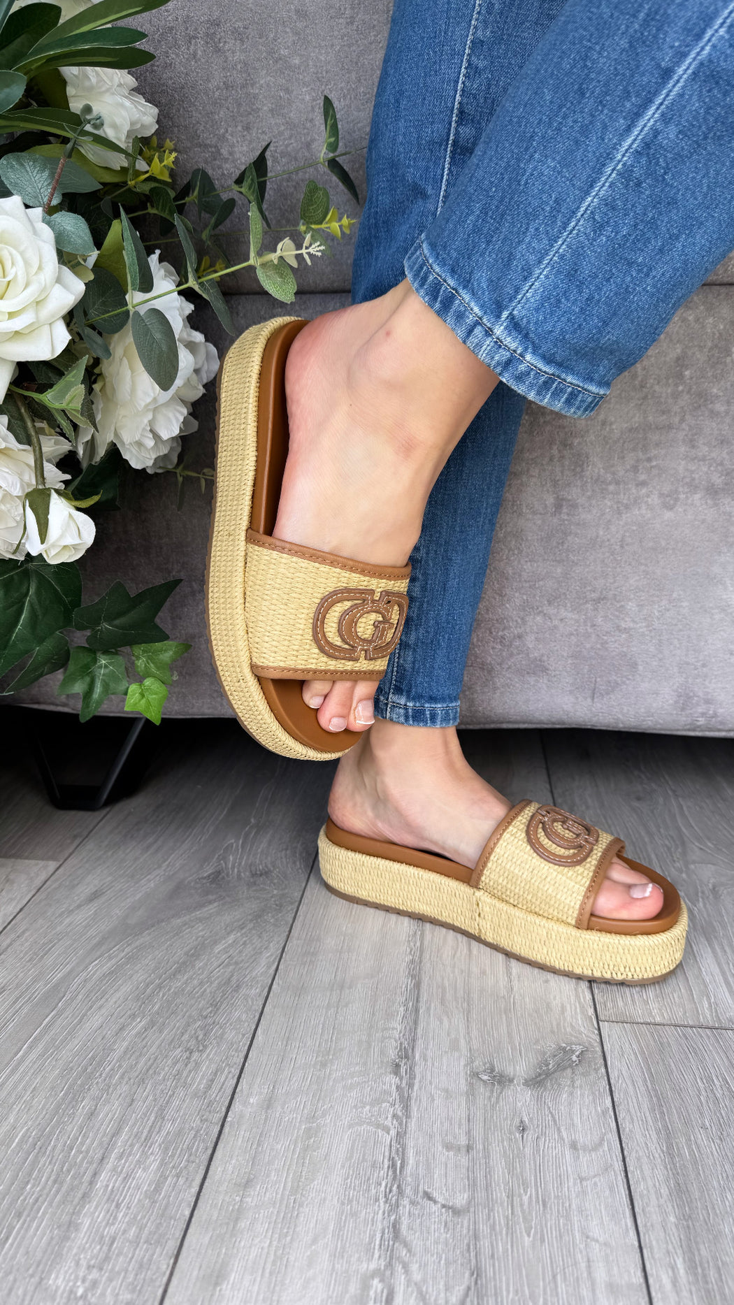 Guess natural cognac slider