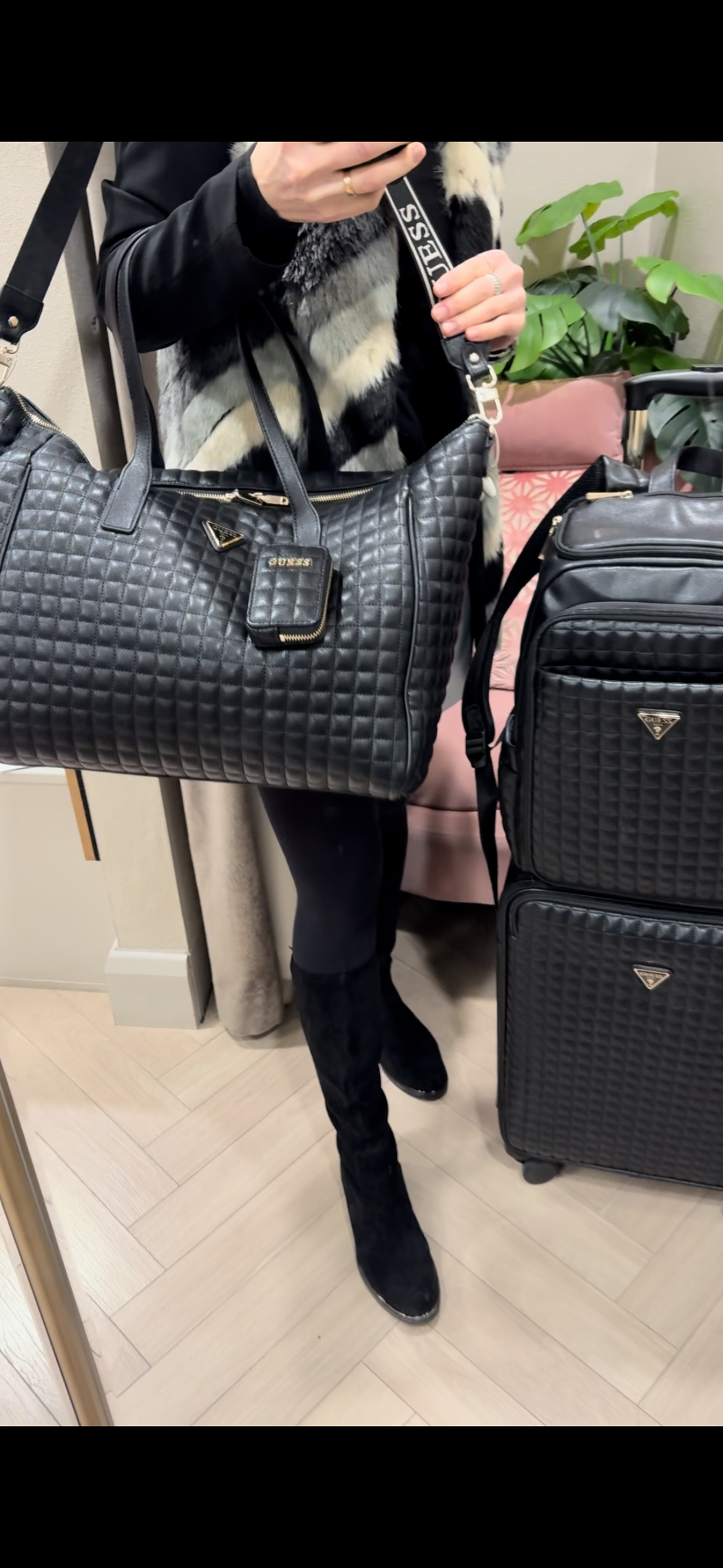 Guess NADIRA Travel Bag. QG8424017