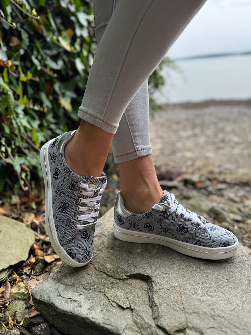 Guess navy silver logo sneaker flytss2fal12