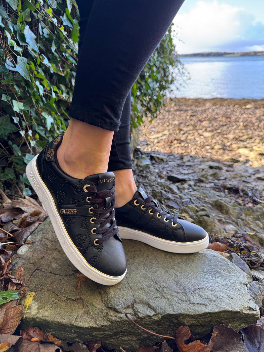 Black guess logo embossed sneaker flfbtzfal12