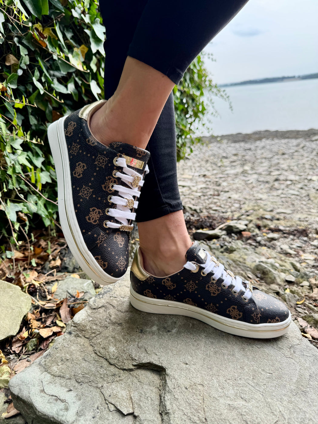Guess logo sneaker