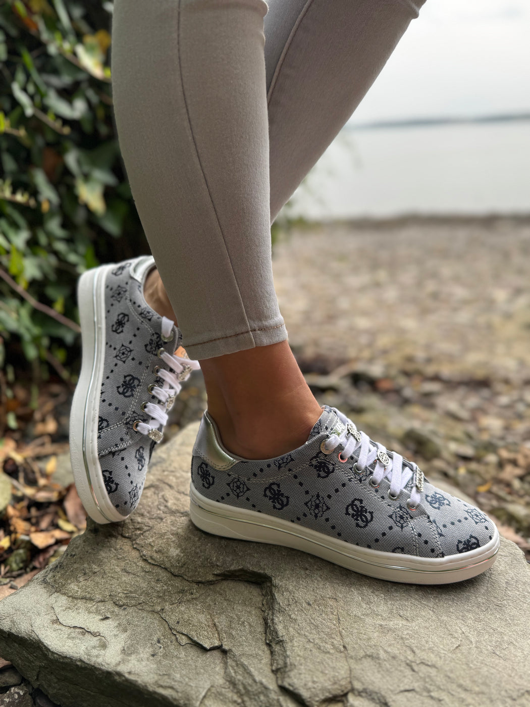 Guess navy silver logo sneaker flytss2fal12