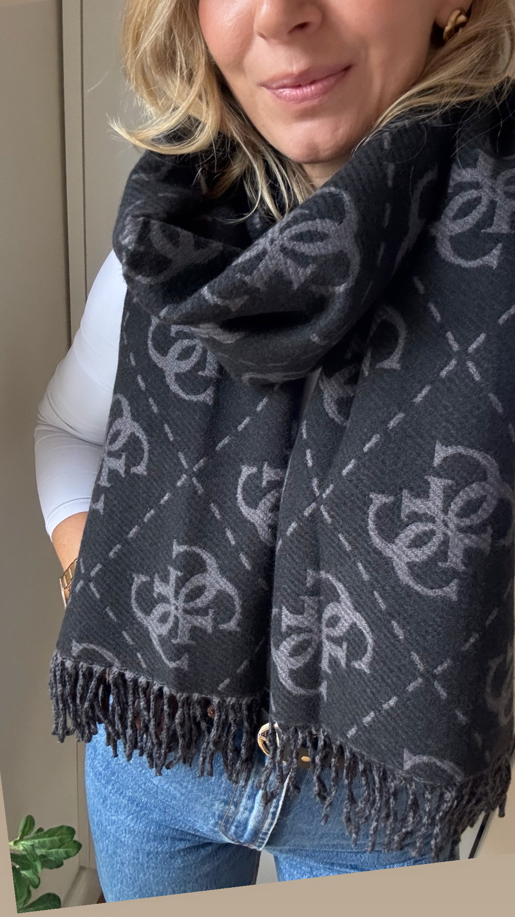 Nolana black  4G logo scarf aw5217vis03