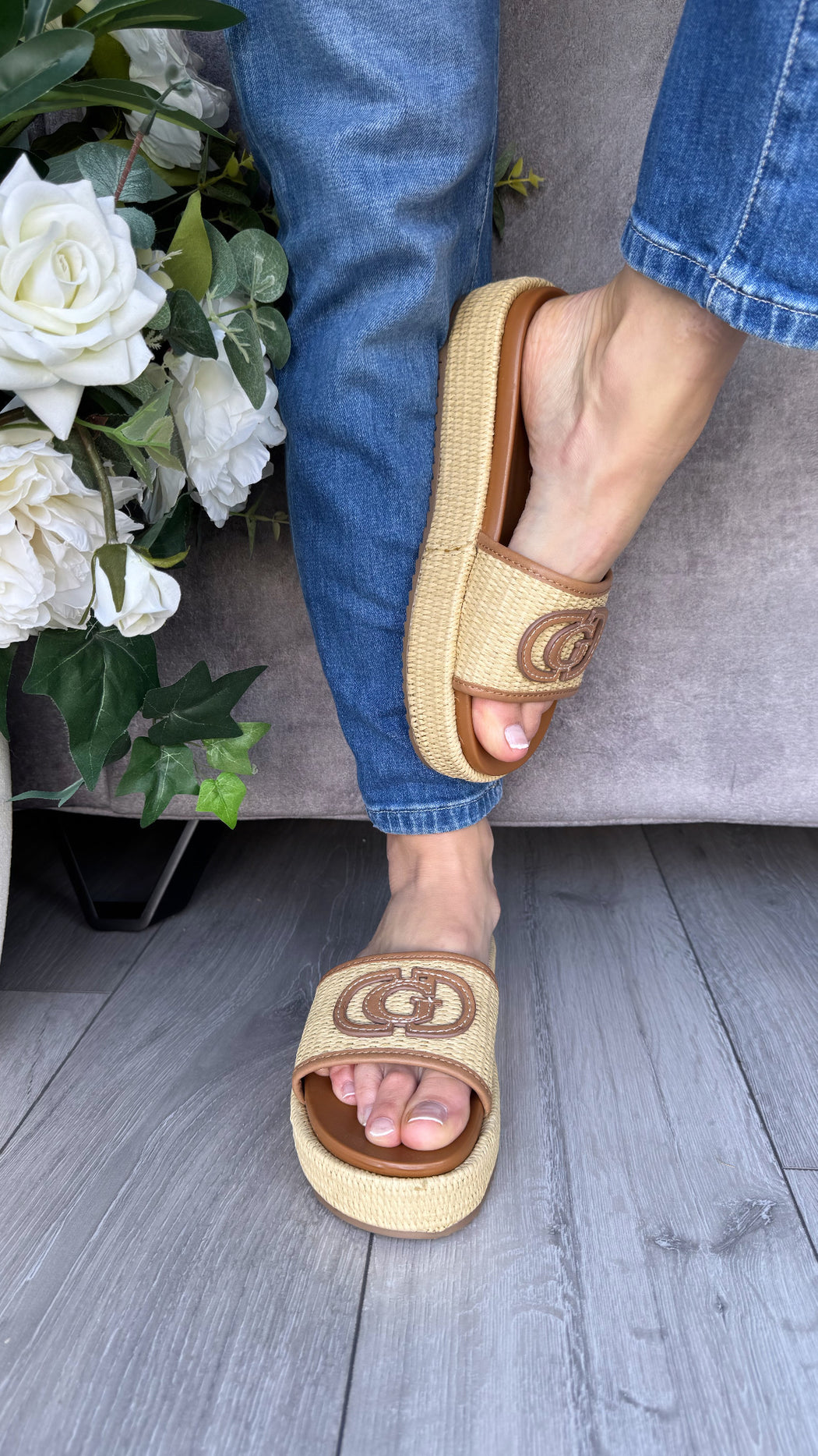 Guess natural cognac slider