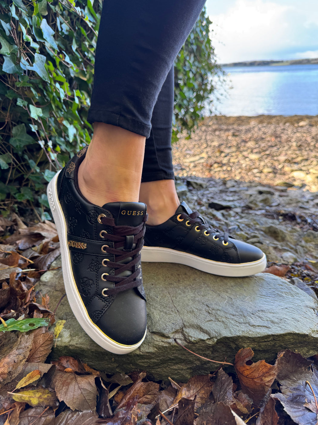 Black guess logo embossed sneaker flfbtzfal12