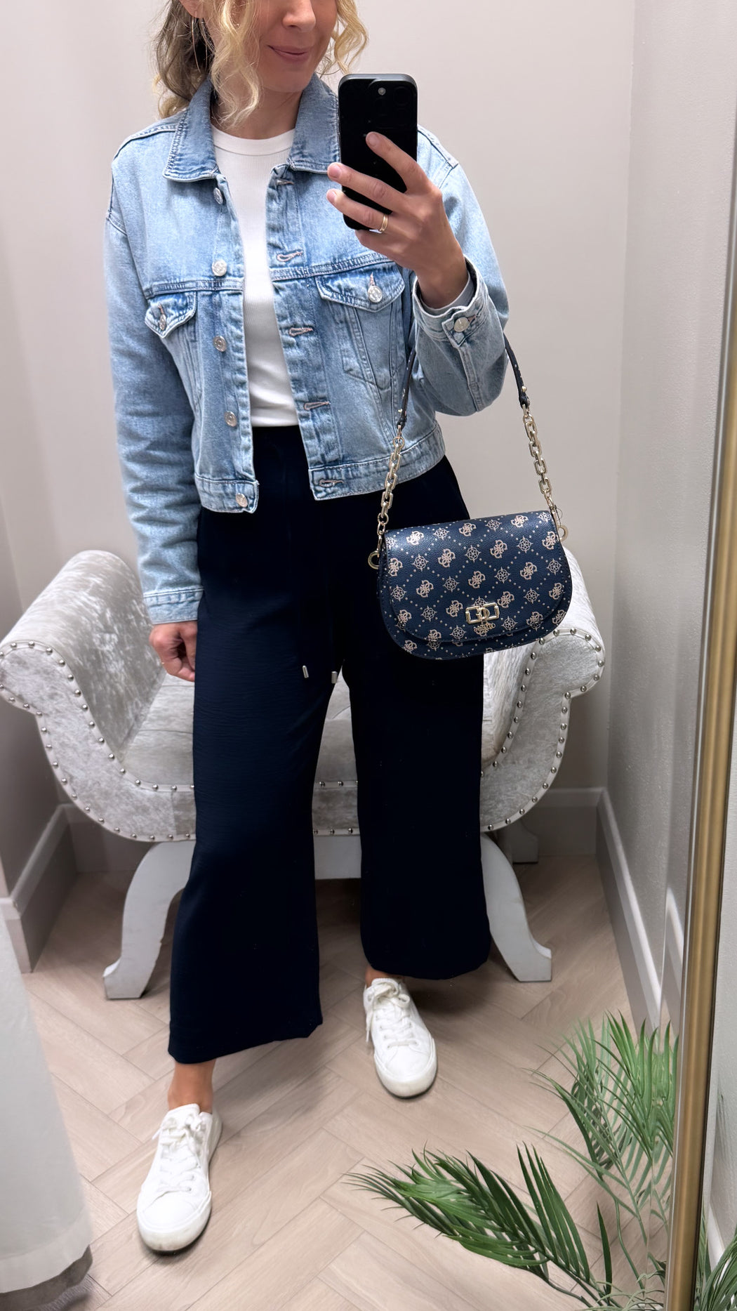 Emelie guess navy logo shoulder / crossbody BG950117