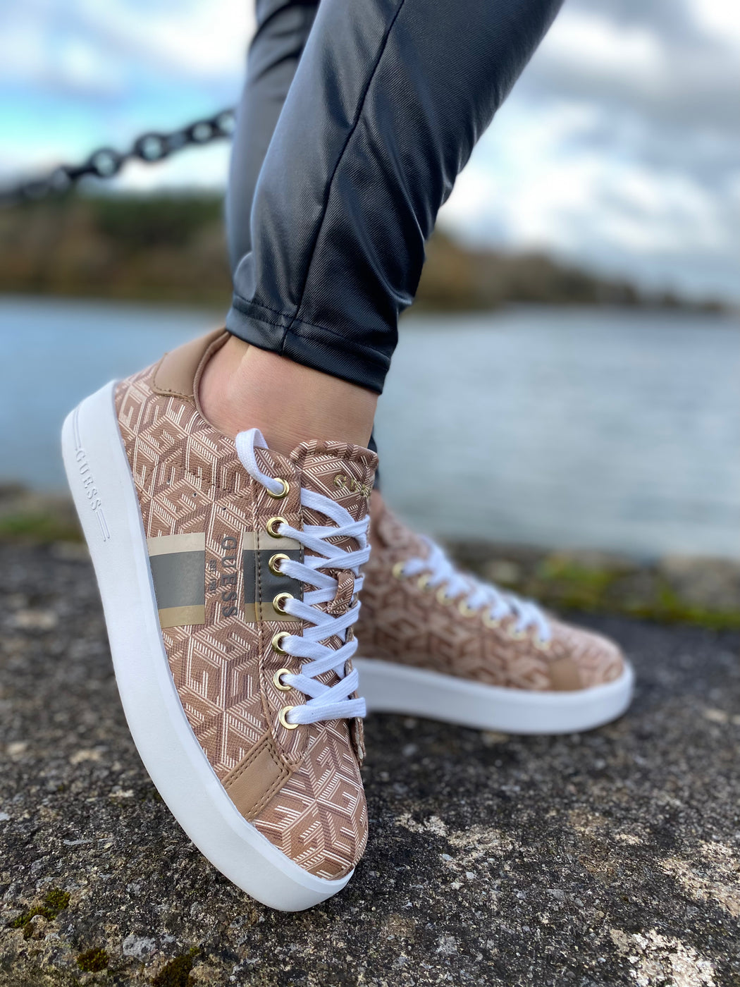 FL7RYNFAL12 Guess taupe trainers